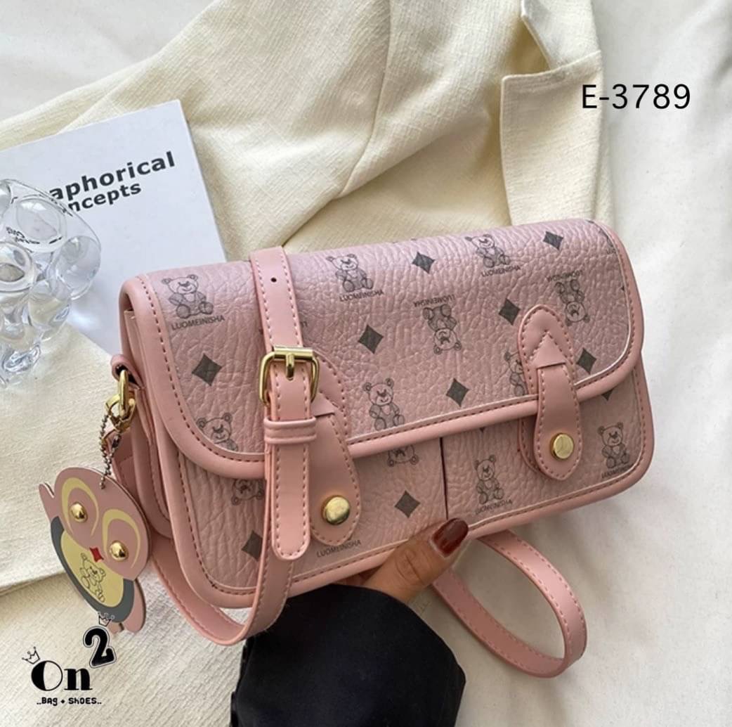 กระเป๋าสะพายข้างทรงแมสเซนเจอร์ เปิดหน้าอะไหล่ทอง มาพร้อมพวงกุญแจ+สายสะพายยาว พร้อมส่ง 3สีค่ะ