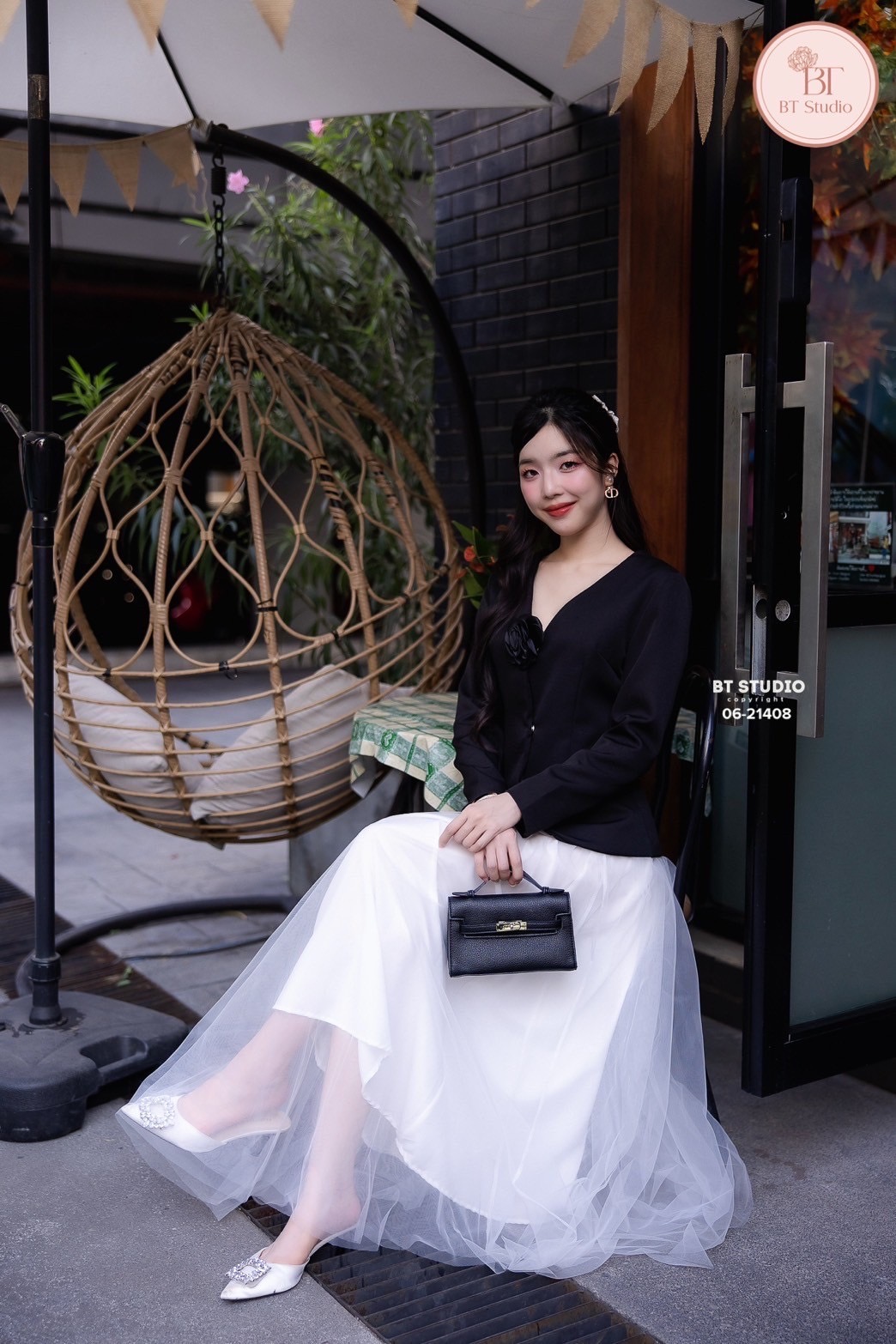 ชุดเซทแฟชั่น เซท 3 ชิ้น เสื้อเบเซอร์แขนยาวแต่งติดแป๊กด้านหน้า มาพร้อมเข็มกลัดโบ แมทซ์กับกระโปรงเอวสูง