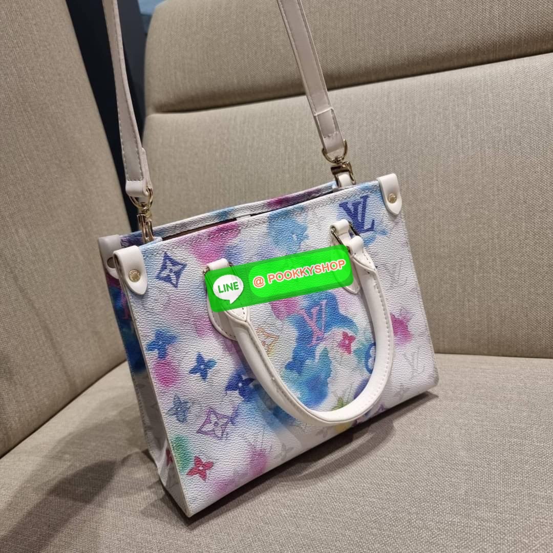 New in!! จากเคาน์เตอร์ dutyfree LV watercolor multi tote กระเป๋าทรงโท้ทคอลใหม่ ดีไซน์สดใส สบายตา ด้วยลวดลายเพ้นท์สีน้ำ ไม่ซ้ำใคร วัสดุหนังแคนวาส ทนทาน ที่มาพร้อมหูจับในตัว และสายสะพายข้าง ให้ปรับใช้ได้ทุกสไตล์ความชอบ ภายในโล่งกว้าง มีอะไหล่เกี่ยวที่ปากกระ