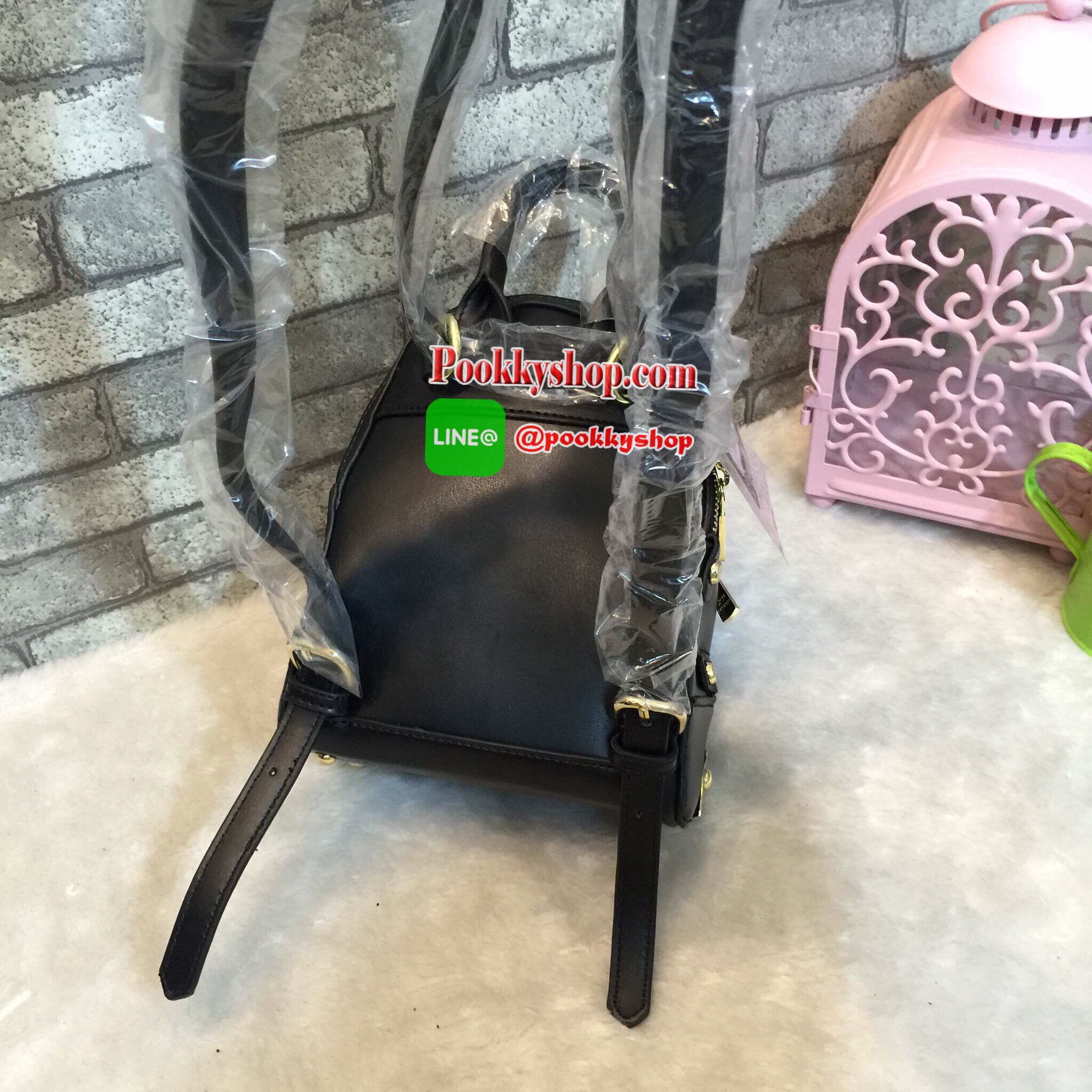 เป้ LYN EVITA BACKPACK กระเป๋าสะพายหลัง ยี่ห้อ LYN แท้ รุ่นใหม่ชนชอป 2017 กระเป๋าเป้ขนาดกะทัดรัด วัสดุหนังPU มุมกระเป๋าทั้ง4มุมและฐานด้านล่าง มีโลหะและหมุดสีทองทั้งสีด้าน ทำให้ตั้งอยู่ทรงได้ง่ายขึ้น หัวซิปปั้มโลโก้ทุกจุด มีช่องซิป2ช่องใหญ่ ยังมีด้านหน้าแต