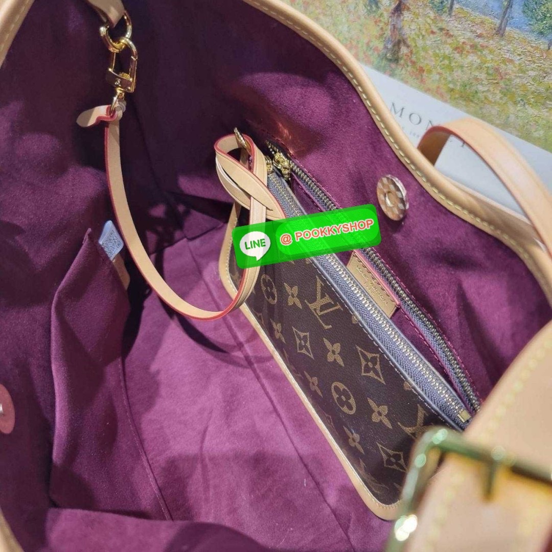 LV CARRYALL BAG 🔆 Details ใหม่ล่าสุด รุ่นลิมิเต็ดที่สาวๆตามหา จากเคาน์เตอร์ dutyfree กระเป๋าสะพายไหล่ทรงสวย ดีไซน์เรียบง่ายคลาสสิค หรู ดูผู้ดี รูปทรงใช้งานง่าย มาพร้อมใบลูก ไว้เก็บของจุกจิก ปากกระเป๋ามีสายหนังผูกกันของหล่นได้และยังมีกระดุมแม่เหล็ก