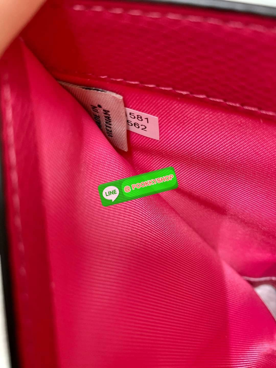 COACH MEDIUM CORNER ZIP WALLET IN SIGNATURE CANVAS ((53562)) 💋กลับมาอีกครั้งค่ะ! กระเป๋าเงินใบกลางหนัง pvc canvas สวยงามค่ะ เปิดปิดช่องหลักด้วยกระดุมภายในมีช่องเสียบบัตรได้ถึง10ช่อง ช่องใส่ธนบัตรหนึ่งช่อง; และช่องซิปสำหรับใส่เหรียญอีกสองช่อง แยกสั