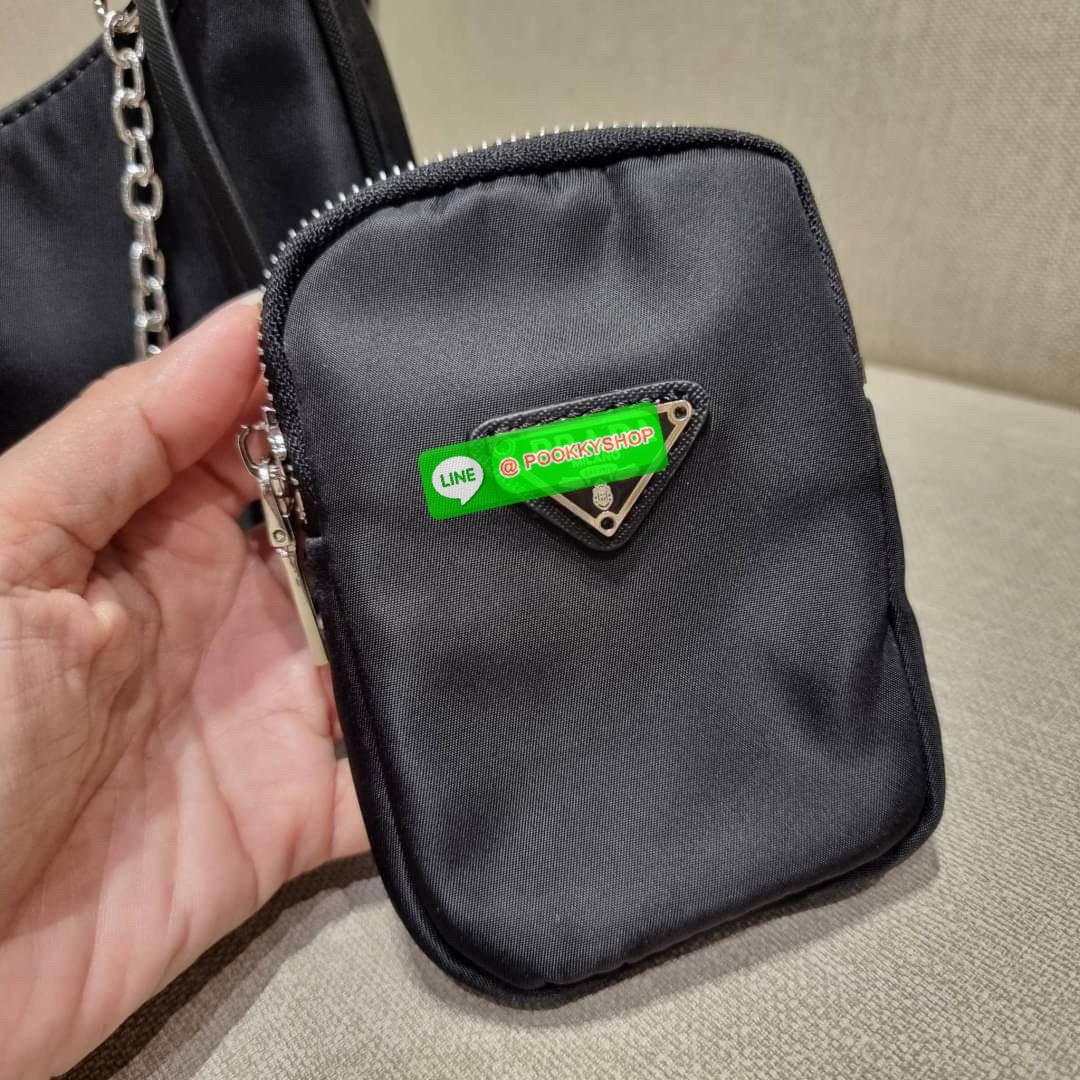 PRADA RE-EDITION 2005 RE-NYLON SHOULDER BAG ไอเท็มสุดปัง ที่ฮิตตลอดกาลไม่ว่าจะปีไหนๆ จัดให้ครบทั้งสีขายดีและสีใหม่ล่าสุด ที่สายคุณหนูห้ามพลาด!! กับกระเป๋าสะพายทรงคลาสสิค เหมาะเป็น everyday bag มากๆ วัสดุผ้าไนล่อนคุณภาพ พร้อมใบลูก ไว้ใส่เหรียญ ใส่กุญแจได้ส