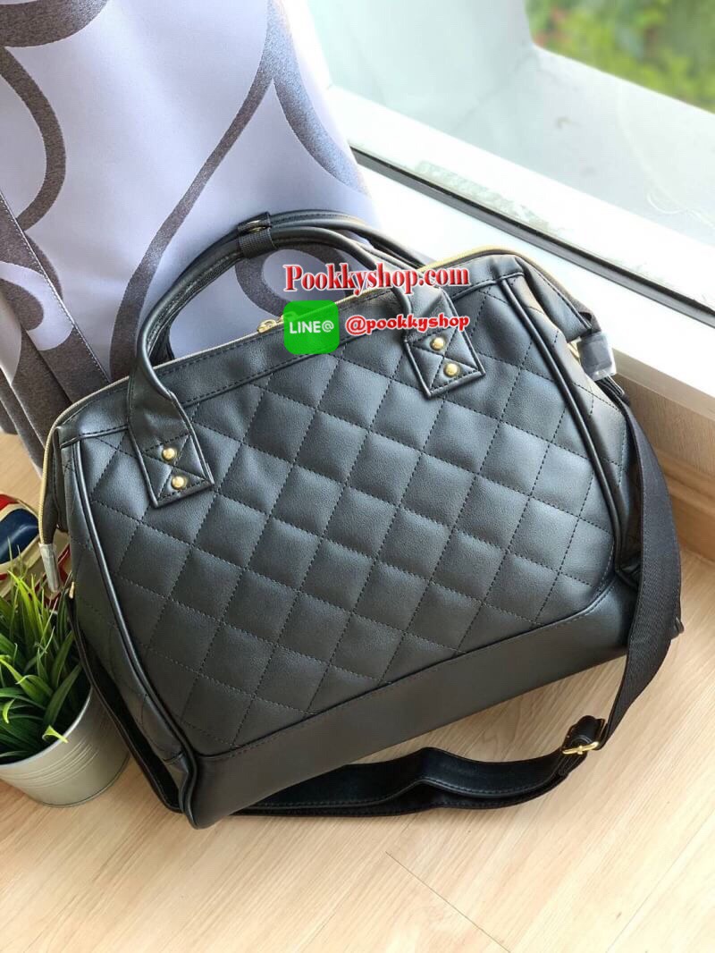 ANELLO (AH-H1862) QUILTING MOUTHPIECE 2-WAY SHOULDER BAG คอลเลคชั่นใหม่จากanello รุ่นคลาสสิค ที่ตัวกระเป๋าบุหนังpuด้วยหนังลายตารางนูนทั้งใบ ดูมีดีเทล ปากกระเป๋ายังคงมีโครงเป็นเอกลักษณ์ จะใส่โน้ตบุ้ค หรือเอกสาร สัมภาระต่างๆได้เยอะ มีช่องซิปใช้งานที่ด้านหน้