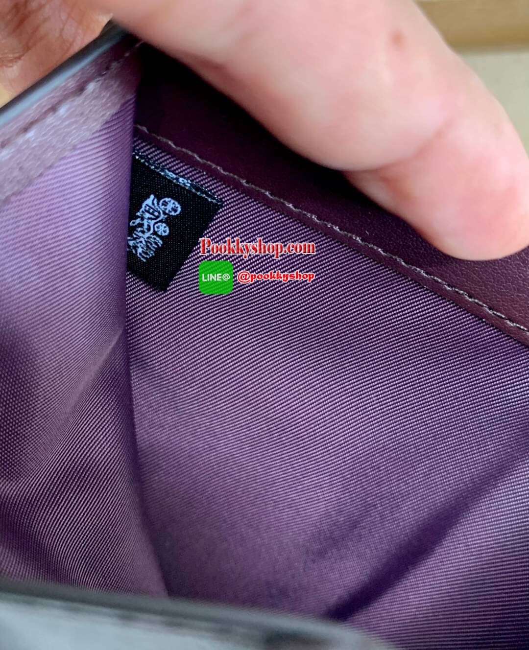 COACH 25937 WALLET กระเป๋าเงินใบกลาง หนังแก้ว แวว เช็ดทำความสะอาดง่าย ลาย Cนูนทั้งใบ สวยงามมากค่ะ