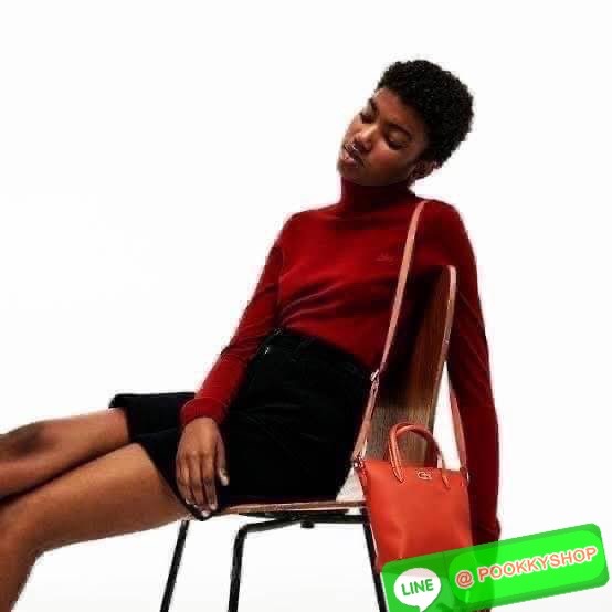 ลาคอส Women's L.12.12 Concept Petit Piqué Zip Tote กระเป๋าสะพายข้างทรง mini tote วัสดุ pvc100% เปิดปิดด้วยซิปเดียวด้านบนสะดวกใช้งาน ใส่มือถือได้ทุกรุ่น ด้านหน้ามีดีเทลโลโก้ปักดูโดดเด่น สายของกระเป๋ารุ่นนี้สามารถปรับความยาวได้ฟรีไซส์ เลือกสะพายได้ ไ