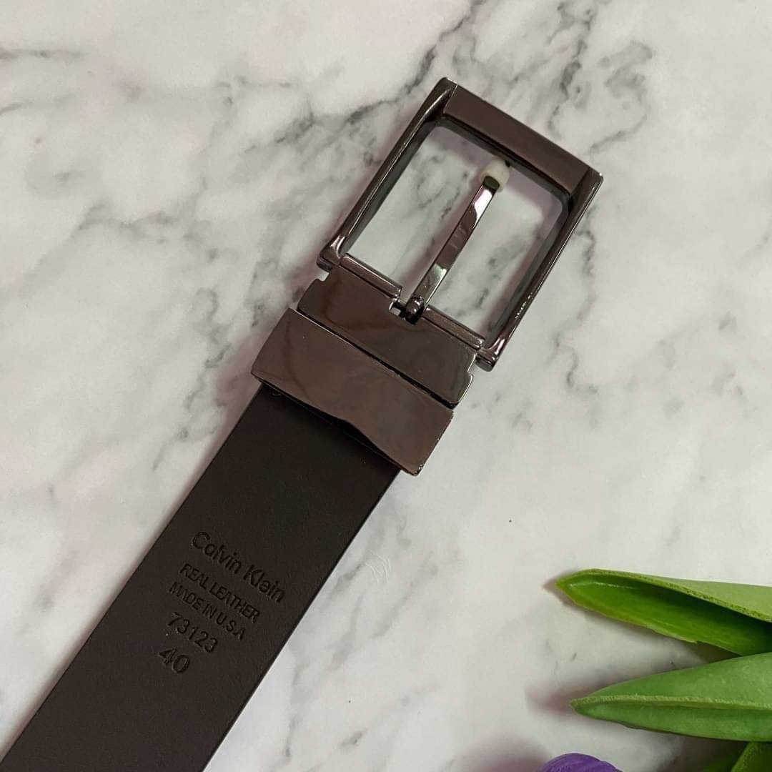 Calvin Klein Leather Belt & Wallet Set Setกระเป๋าสตางค์+เข็มขัด กระเป๋าสตางค์ด้านหน้าปั๊มชื่อแบรนด์ มีช่องใส่บัตร ช่องใส่ธนบัตร 2 ช่อง และช่องเก็บเหรียญ เข็มขัดหนังแท้ปั๊มแบรนด์ สามารถสลับใช้ได้ทั้ง 2 ด้าน เข็มขัดปรับระดับได้ 5 ระดับ มาพร้อมที่เจาะรูจ้า