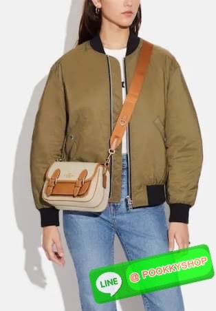 COACH LUCY CROSSBODY BAG((CA622)) 🔹พร้อมส่ง กระเป๋าสะพายแบบครอสบอดี้ร์ ทรงเก๋ วัสดุ แคนวาส+หนังแท้ ได้ลงตัวสวยงาม 🔹เปิดปิดกระเป๋าแบบกระดุมแป๊กสองข้าง ภายในมีข่องให้ใส่ของ3ช่องด้วยกัน ช่องค่อนข้างกางออกได้กว้าง จุของได้หลายอย่างเลยค่ะ มีช่อ