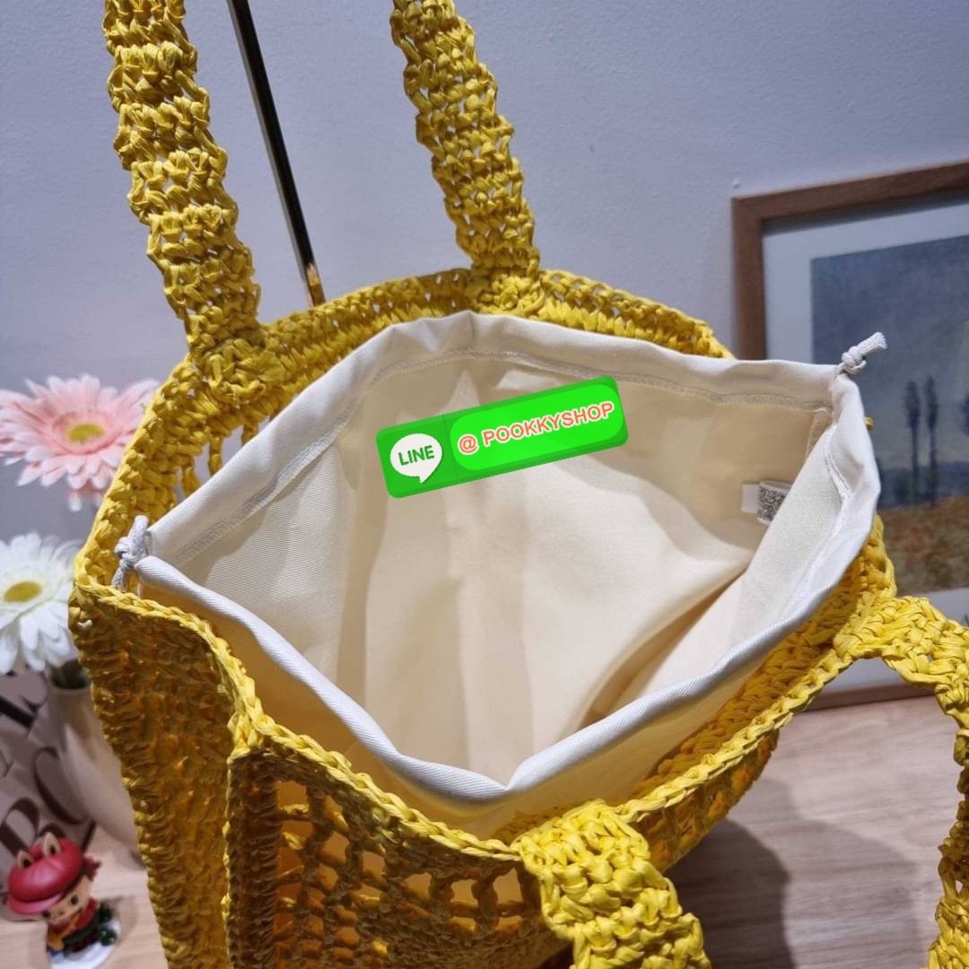 PRADA RAFFIA TOTE BAG สวยไม่ซ้ำใคร สไตล์บีช เหมาะมากกับการสะพายไปเที่ยวทะเล หรือจะใช้ในวันสบายๆก็ตอบโจทย์ กับกระเป๋าสะพายสานใบใหญ่ ตัวกระเป๋าเป็นวัสดุสังเคราห์จากธรรมชาติ สานทอเต็มใบออกมาเป็นลวดลายสวยงาม มีกระเป๋าซับในให้ สำหรับใส่ของเป็นสัดส่วน และรูดปาก