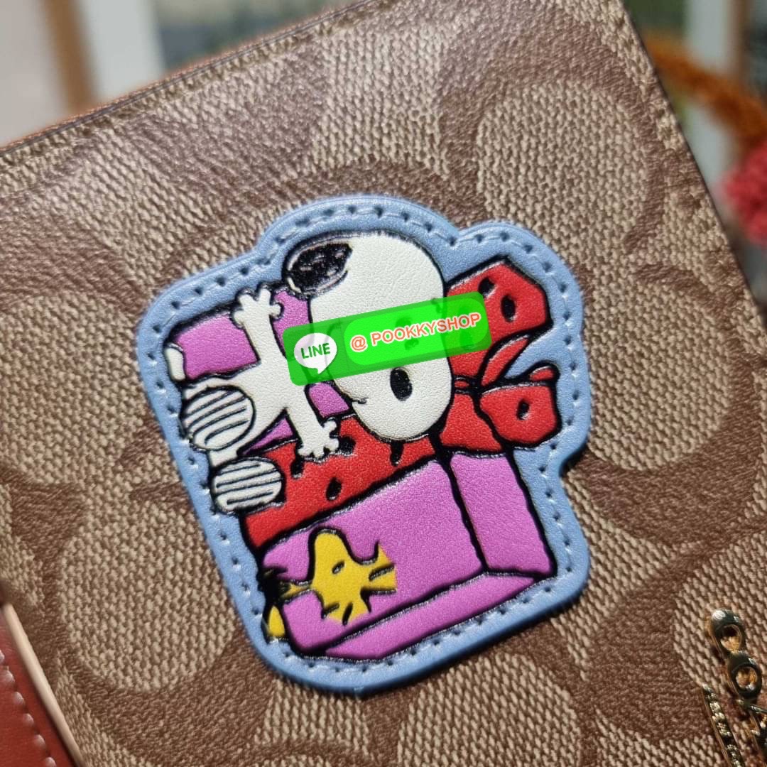 COACH CF218 COACH × PEANUTS LONG ZIP AROUND WALLET IN SIGNATURE CANVAS WITH PATCHES ใหม่ล่าสุด กับกระเป๋าสตางค์ใบยาวกึ่งคล้องมือ สวยดูแพง ดีไซน์ตกแต่งแพทช์เหล่าการ์ตูนยอดฮิต คลาสสิคไม่มีเอาท์ คมชัดมีเลเยอร์ วัสดุหนังแคนวาสเคลือบผิว ดูแลรักษาง่าย มาพร้อมสา