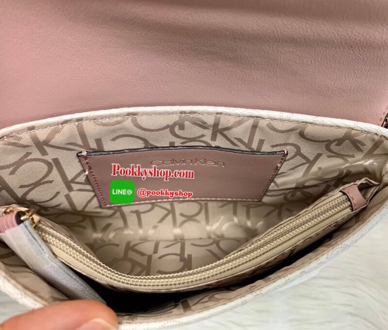 New arrival !! CALVIN KLEIN HANDBAG // SHOULDER BAG กระเป๋าถือ//คล้องไหล่//สะพายข้าง//หรือครอสบอดี้ร์ได้ค่ะ ดีไซด์สวย น่าใช้มากๆค่ะ วัสดุหนังผสมนิ่มมือค่ะ ด้านมีโลโก้แบรนด์ พร้อมช่องซิปใส่ของจุกจิก เปิดปิดกระเป๋าแบบกระดุมแม่เหล็ก ภายในแบ่งสามช่อง สามารถใส