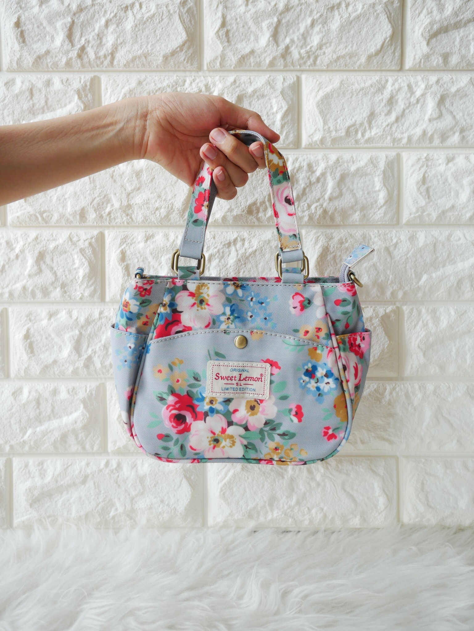 กลับมาทวงบังลังก์ความน่ารัก (cute) น้องเป๋าใบนี้ชื่อว่า (crown)SW 2660-1(crown) ขอมอบมงความคิ้วท์ให้ไปเลย ขนาดกำลังกะทัดรัด 16 x 18 x 9 ซม. (incoming call) ใส่มือถือได้ (wallet) ใส่กระเป๋าตังค์ได้ ใช้ออกงาน (romantic date) ใช้ออกเดท น้องน่ารักน่ารักจริงๆ