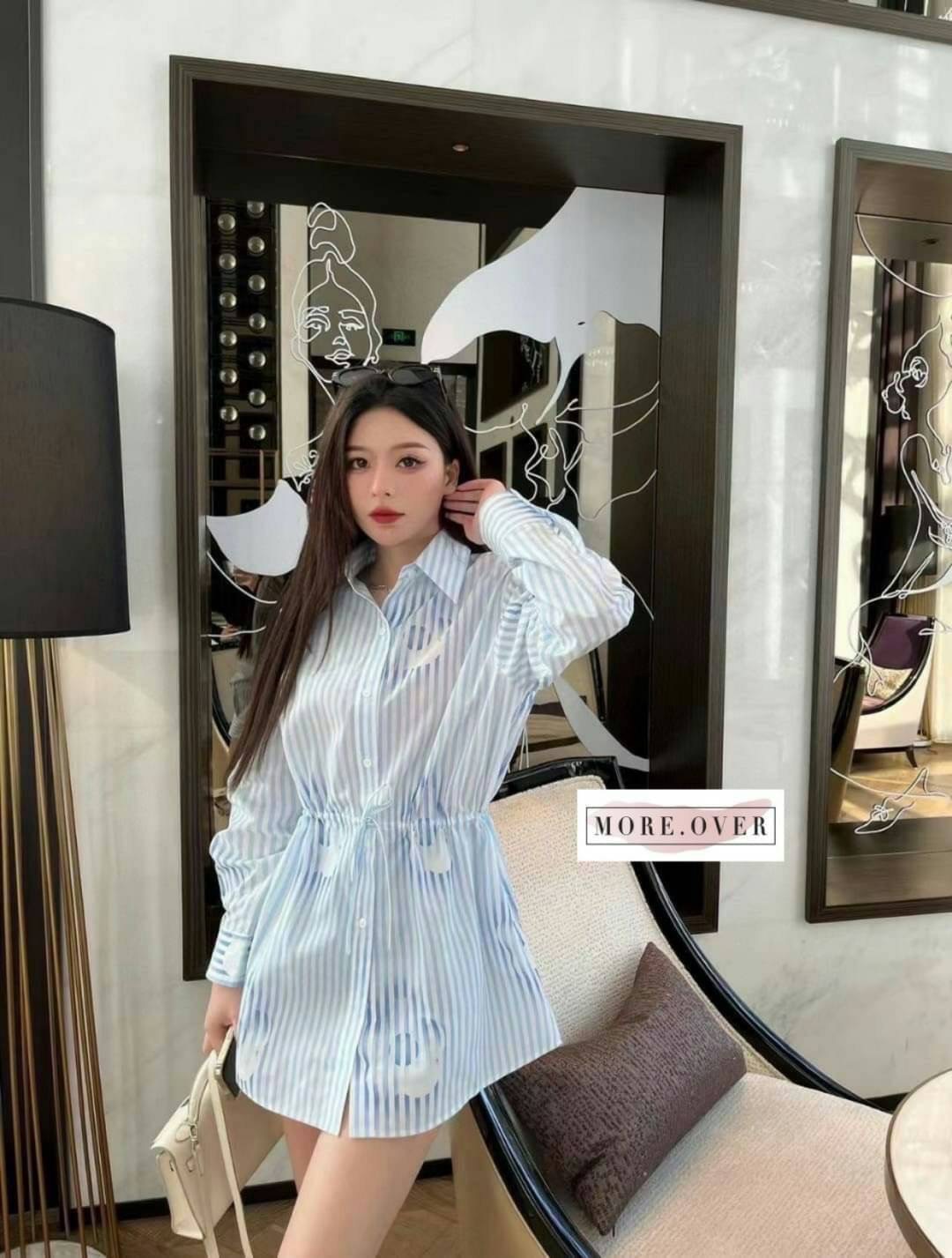 พร้อมส่ง รุ่นใหม่ !! มินิเดรสเดรสแขนยาวคอปกเชิตลายทางสีฟ้า PRADA Brand: PRADA มีป้าย tag แบรนด์ 💙Detail : มินิเดรสเชิตแขนยาวลายทางสีฟ้าเอวรูด แบรนด์ PRADA เนื้อผ้าอย่างดีงานสวยมากค่ะ งานคุณภาพการันตี มีป้าย tag แบรนด์