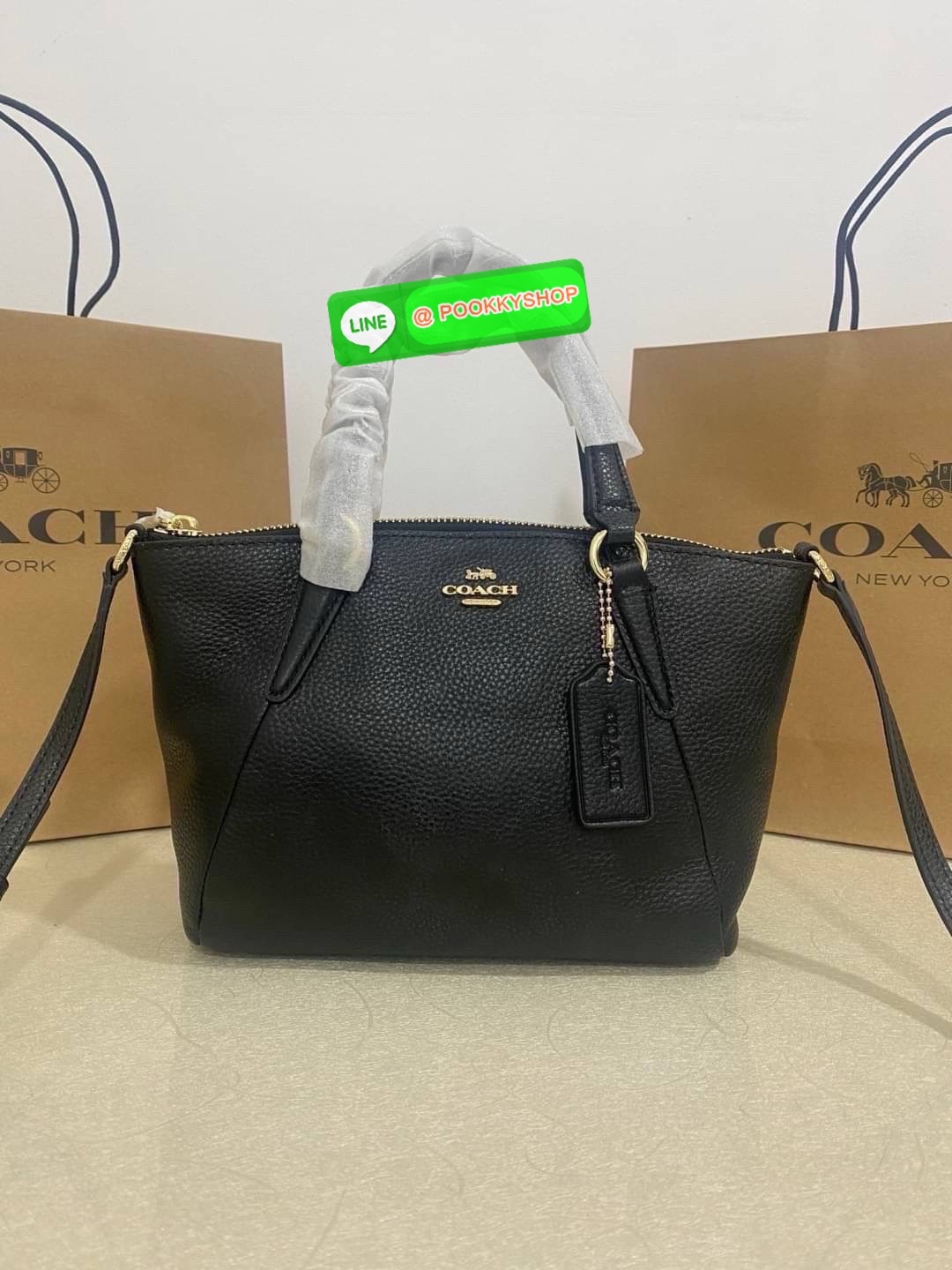 COACH MINI KELSEY SATCHEL IN PEBBLE LEATHER (F57563) 🖤 สีดำคลาสสิก หนังแท้ทั้งใบ สายสะพายถอดได้ 🎀 ขนาดกำลังพอดี ใส่ของจำเป็นได้ครบ มือถือ กระเป๋าสตางค์ พวงกุญแจ 💎 อะไหล่ทองสวยเรียบหรู มีป้ายห้อย COACH และโลโก้ปั๊มกลางใบ