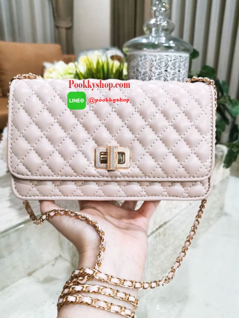 พร้อมส่ง! BEST SELLER! CHARLES & KIETH MINI CLUTCH BAG กระเป๋าสะพายทรงคลัชรุ่นยอดนิยมดีไซน์คลาสสิควัสดุหนังนิ่มลายตารางสวยอยู่ทรงขนาดมินิสไตล์ Chanel เปิดปิดด้วยตัวล๊อคแบบบิดอะไหล่ทอง ด้านหลังประดับโลโก้แบรนด์สวยดูดี มาพร้อมสายสะพายโซ่ร้อยหนัง Crossbody ไ