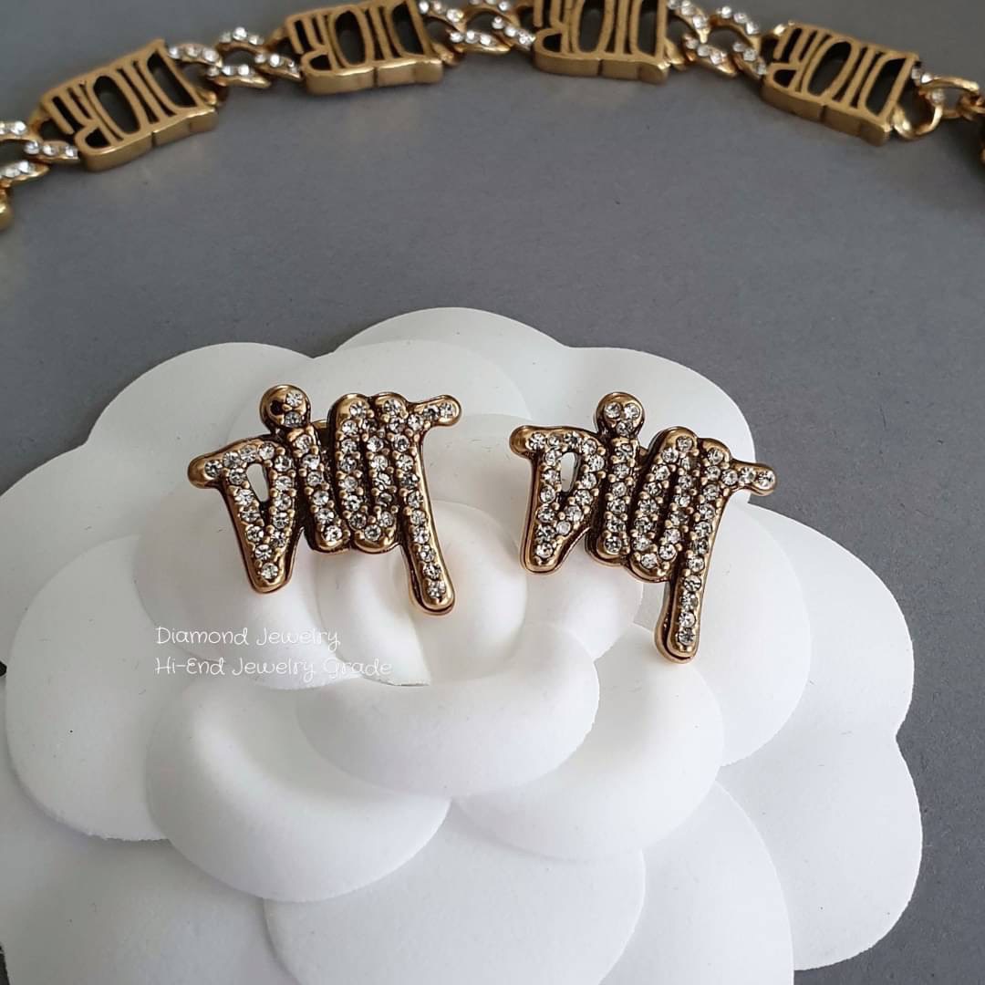 Super Hi-End Quality !!!! ((งาน 1:1 เหมือนในช็อปมากที่สุดในท้องตลาด)) Christian Dior Accessories งาน 1:1 เหมือนของแท้เป๊ะๆค่ะ รับรองงานสวยมากกกกก ดูหรู ดูผู้ดีสุดๆ งานดี คุณภาพดีมากๆมากๆคะรับประกันความพอใจเลยค่ะ ตัวเรือนสีทองตามรูป ไฮโซมากค่ะ คอนเฟิม !!!!