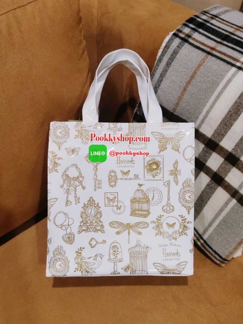 ลายนี้เข้าแล้วนะคะ! พร้อมส่งไอเท็มยอดนิยม! Harrods London Top-handle Shopping Bag กระเป๋า Shopping แบรนด์ดังจากอังกฤษรุ่นยอดนิยมวัสดุ PVC+Polyester 100% ของแท้เนื้อหนาอยู่ทรงกันน้ำ ขนาดกำลังดี น้ำหนักเบา เปิดปิดด้วยซิปสะดวกใช้หัวซิปปั้มโลโก้แบรนด์อะไหล่เง