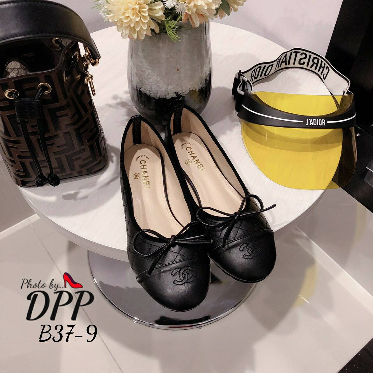 B37-9 พร้อมส่ง รองเท้าคัทชู ทรงหัวมน งานขายดี CHANEL หน้าโบว์ วัสดุทำจากหนังนิ่มตัดต่อทูโทนหัวดำ งานเดินเส้นตาราง งานใส่สบาย เป็นรองเท้าที่ใส่ได้ทุกวัน เข้ากับเสื้อผ้าทุกชุด ทรงสวมมาก