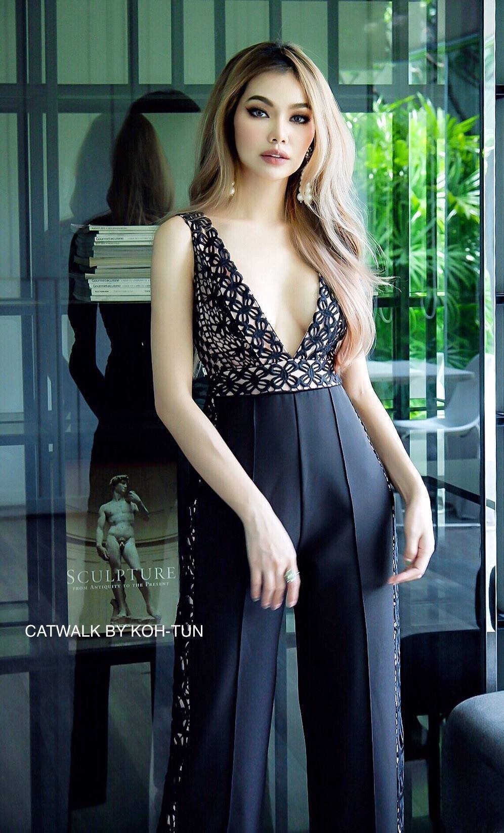 จั๊มสูทแฟชั่น จั้มสูทแต่งลูกไม้คอวี เนื้อผ้าเกรดเอเป็นทรงสวย ใช้ผ้าลูกไม้ทอลายสวย