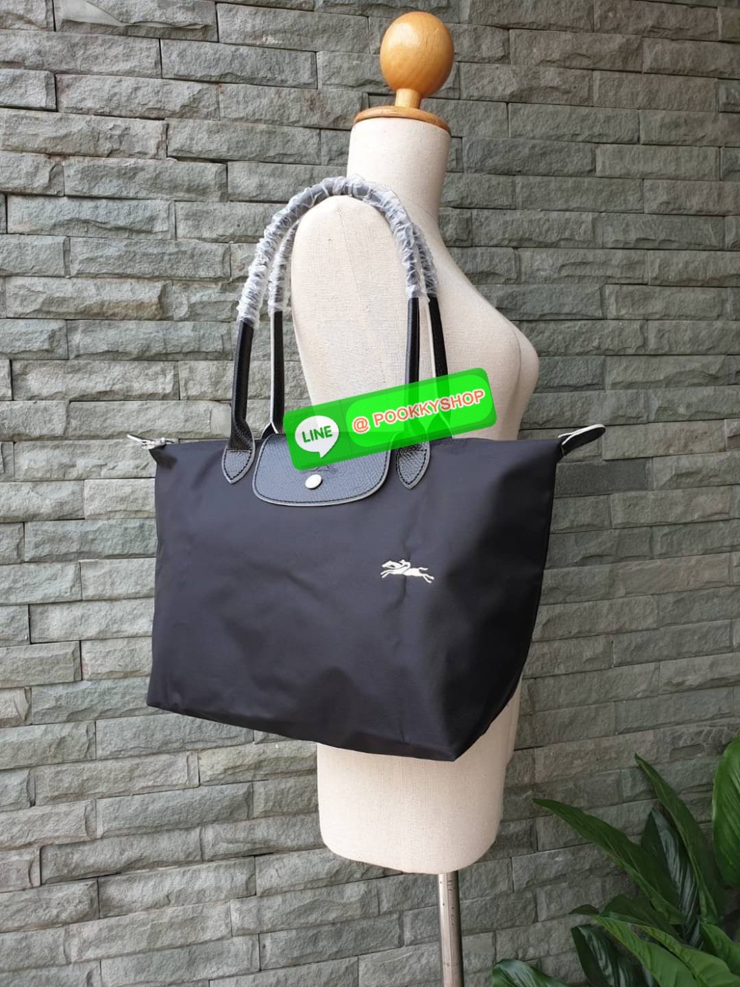 Longchamp Le Pliage Club Tote Bag Size S หูยาว วัสดุเนื้อผ้า Nylon Canvas เคลือบกันนำ้ ตัดด้วยหนังแท้ที่มีน้ำหนักเบา ดีไซน์เรียบง่ายแต่เต็มไปด้วยความคลาสสิก จนเป็นที่ชื่นชอบไปทั่วโลก Longchamp ปรับโฉม LE PLIAGE ด้วยการปักลายรูปม้า-ตราสัญลักษณ์ของแบรนด์บนผ