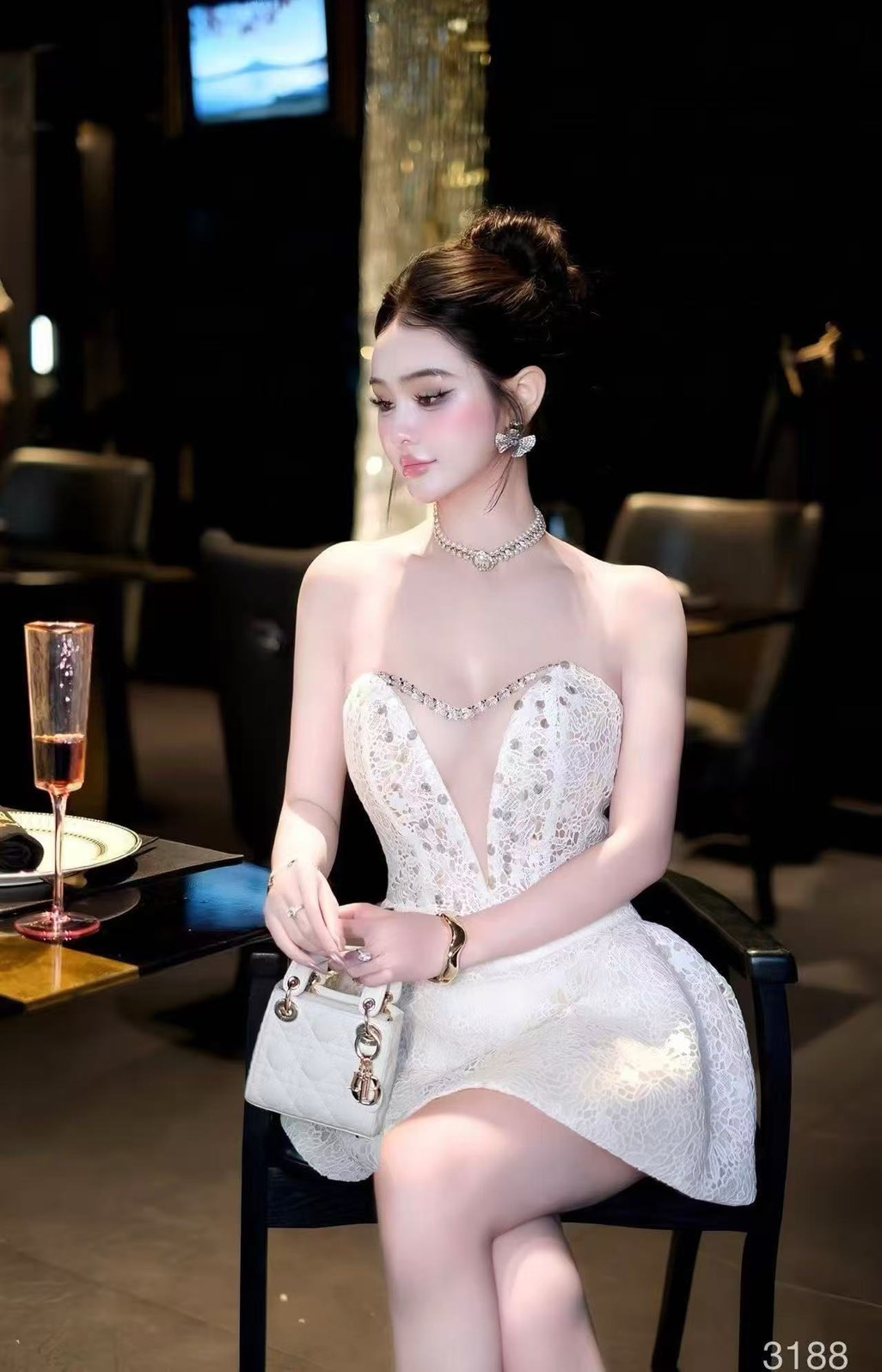 เดรสแฟชั่น มินิเดรสเกาะอกผ้าลูกไม้สีขาว อกเว้าตกแต่งด้วยผ้าตาข่าย