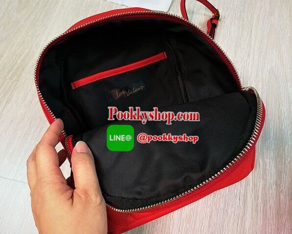 Top Seller กระเป๋าเป้ สะพายหลัง ไซส์มินิ ยี่ห้อ Victoria's Secret กระเป๋าเป้สะพายหลังขนาดน่ารักๆ เปิดปิดด้วยซิป ด้านในบุผ้ามีช่องเล็ก ด้านหน้ามีช่องเล็ก ประดับโซ่ สายสะพายหนังต่อโซ่ สายสะพายปรับระดับได้