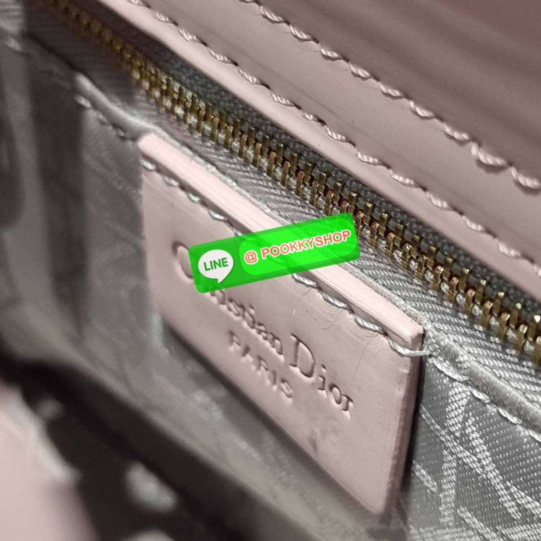 NEW ARRIVAL!! CD LADY ULTRAMATTE BAG กระเป๋าสะพายข้างพรีเมี่ยมกิ๊ฟสุดฮอต ดีไซน์เรียบง่าย แต่แฝงไปด้วยความหรูหรา ทรงกล่องคลาสสิค โดดเด่นด้วยพวงกุญแจอะไหล่สีเดียวกับตัวกระเป๋า วัสดุหนังแท้ผิวแมทท์ ลายเส้นซ้อนทับสวยงาม มีรูปแบบ หูจับในตัวและสายครอสบอดี้สุดเล