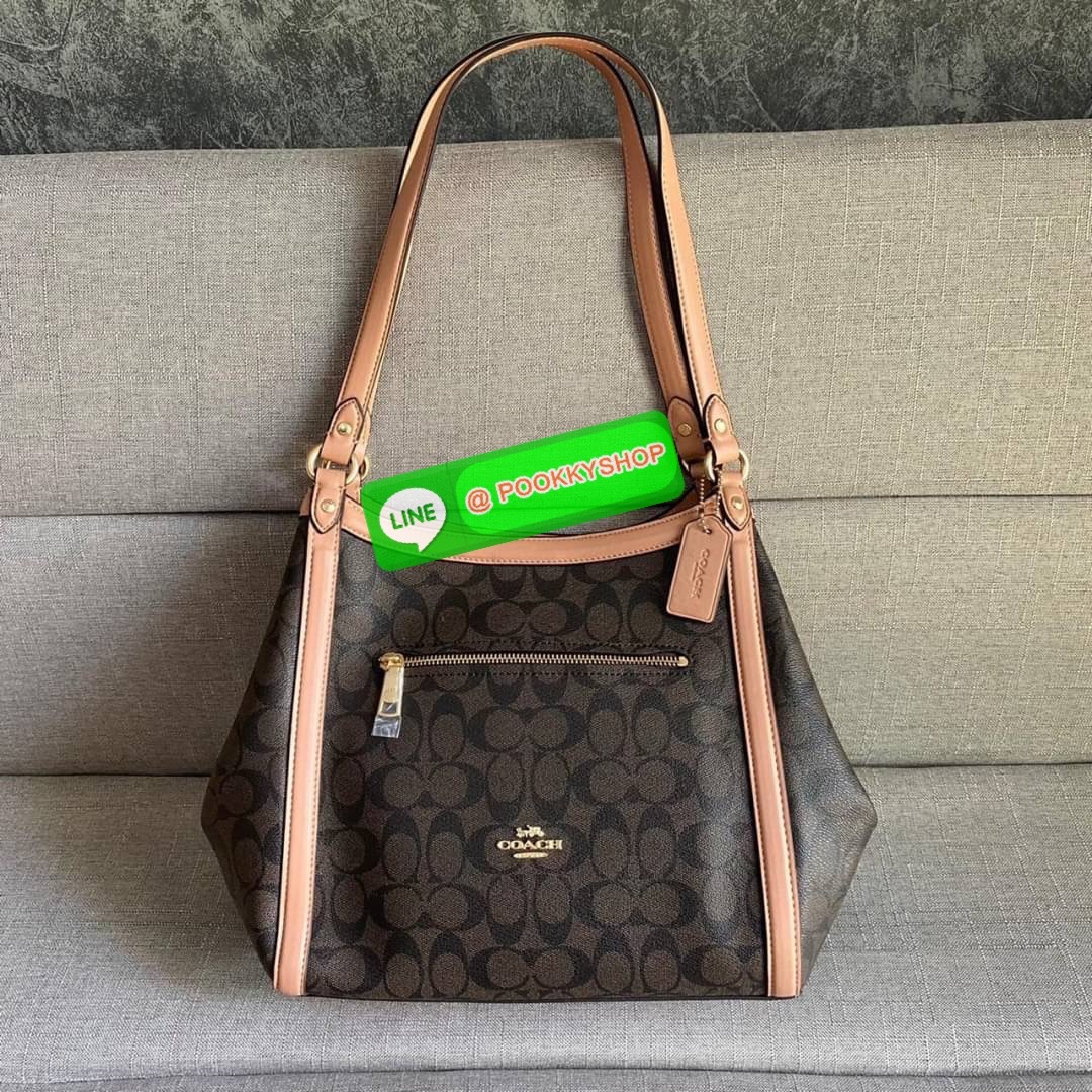 COACH C6232 KRISTY SHOULDER BAG IN SIGNATURE CANVAS (COACH C6232) สุดคุ้ม สาวๆสายช้อป ห้ามพลาด กระเป๋าสะพายไหล่ ใบใหญ่จุของได้เยอะ สายช้อปใช้งานเกินคุ้ม วัสดุหนังแคนวาส ภายในช่องกว้าง แบ่งสัดส่วน ด้านหน้ามีช่องซิป เปิด ปิด ด้วยกระดุมแม่เหล็กมีช่องซิปตรงกล