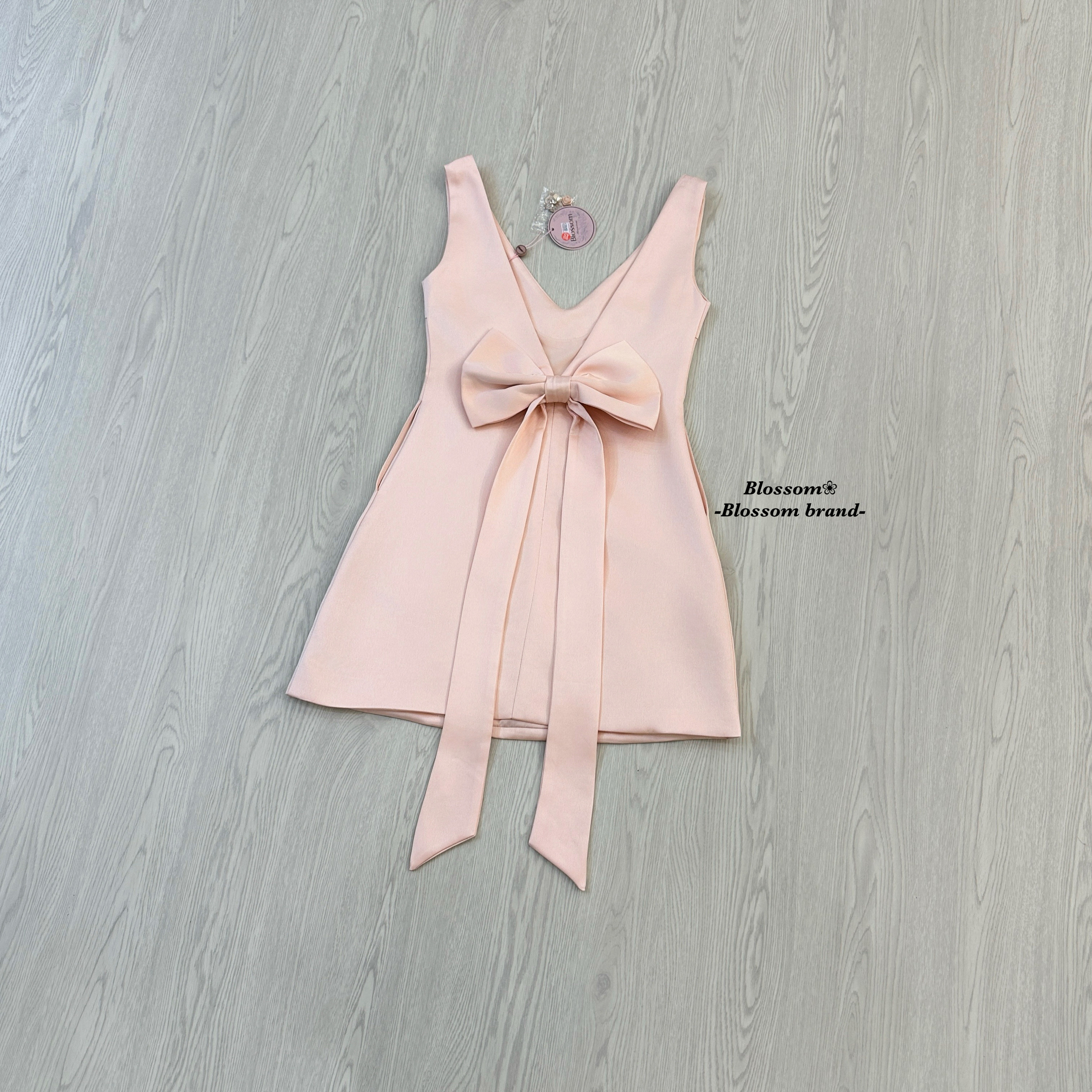 เดรสแฟชั่น มินิเดรสคอวี ผ้าซาตินเนื้อดี สีชมพูพาสเทล