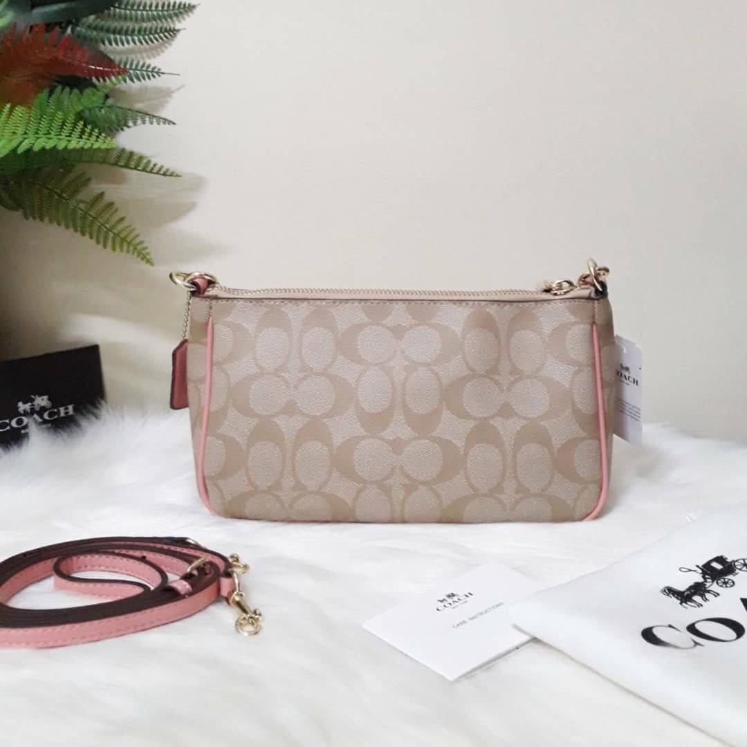 ขายดี Coach Messico Top Handle Pouch In Signature Coated Canvas กระเป๋าหิ้ว/คล้องไหล่/สะพายข้าง ขนาดเหมาะ ดีไซน์สวยน่ารัก ผลิตจากวัสดุคุณภาพดี แข็งแรงทนทานน้ำหนักเบา ภายในบุผ้าสวยงามเรียบร้อย 1 ช่องอเนกประสงค์ ซิปโลหะสีทองสวยงาม สายสะพายถอดและปรับความยาวไ