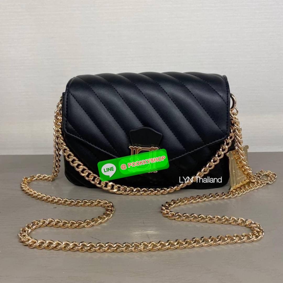 Lyn กระเป๋าทรงน่ารักปุ๊กปิ๊ก สายสะพายโซ่ทอง เปิดปิดด้วยกระดุมแม่เหล็ก ฐานกว้างใส่ของได้เยอะ