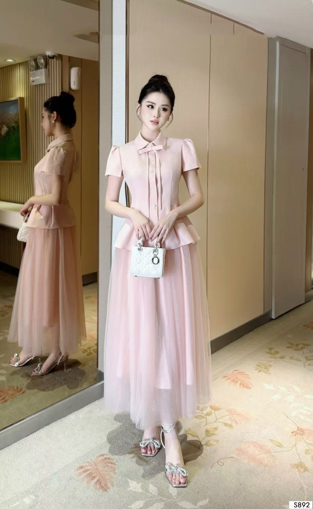 ชุดเซทแฟชั่น Set.3 ชิ้นเสื้อ+ กระโปรง+เข็มกลัด เสื้อแขนสั้นคอปกสีชมพู ดีเทลแต่งกระดุมเพชรด้านหน้า