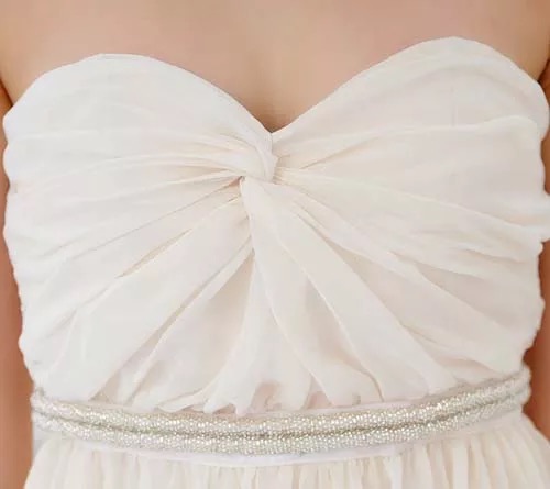 ชุดเดรส เกาะอก สีขาวครีมเนื้อผ้าชีฟองสวยหรู แต่งเพชรใต้อก แบบสวย งานหรูมากคะ