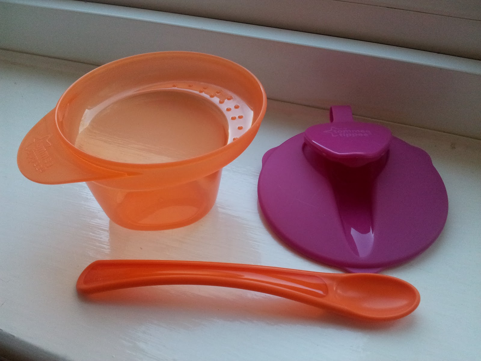 Tommee Tippee ชุดชามบดที่มาพร้อมกับฝาปิดและช้อน BPA free