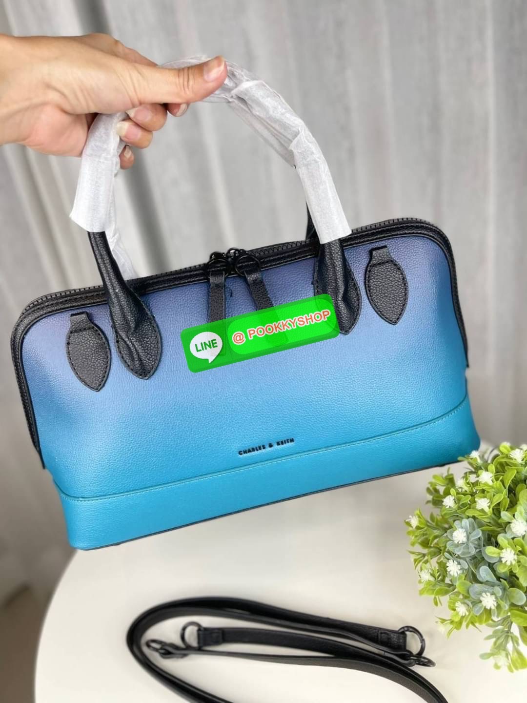 Charles&Keith แท้ Outlet กระเป๋าทรงโดม หรูหราดูไฮ มาพร้อมกับสายสะพาย สำหรับสะพายไหล่ เปิดปิดด้วยซิปคู่ ฐานตั้งอยู่ทรงใบใหญ่ จุของได้เยอะ