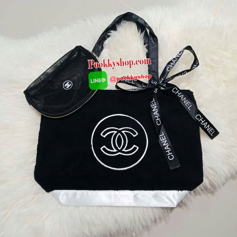 NEW ARRIVAL!! SETคู่ที่คุณต้องถูกใจ CHANEL SHOPPING RIBBIN BAG พร้อมกระเป๋า COSMETIC ขนนิ้มนิ่ม จากงานพรีเมี่ยมกิ้ฟ ของแถมจากน้ำหอม จากแบรนด์ CHANEL เนื้อกระเป๋าทำจากขนเทียม ผิวสัมผัสฟูนิ่ม ตกแต่งด้วยผ้าไนลอนด้านท้ายวางได้กันน้ำ!! ปักโลโก้แบรนด์ ด้านในเปิ