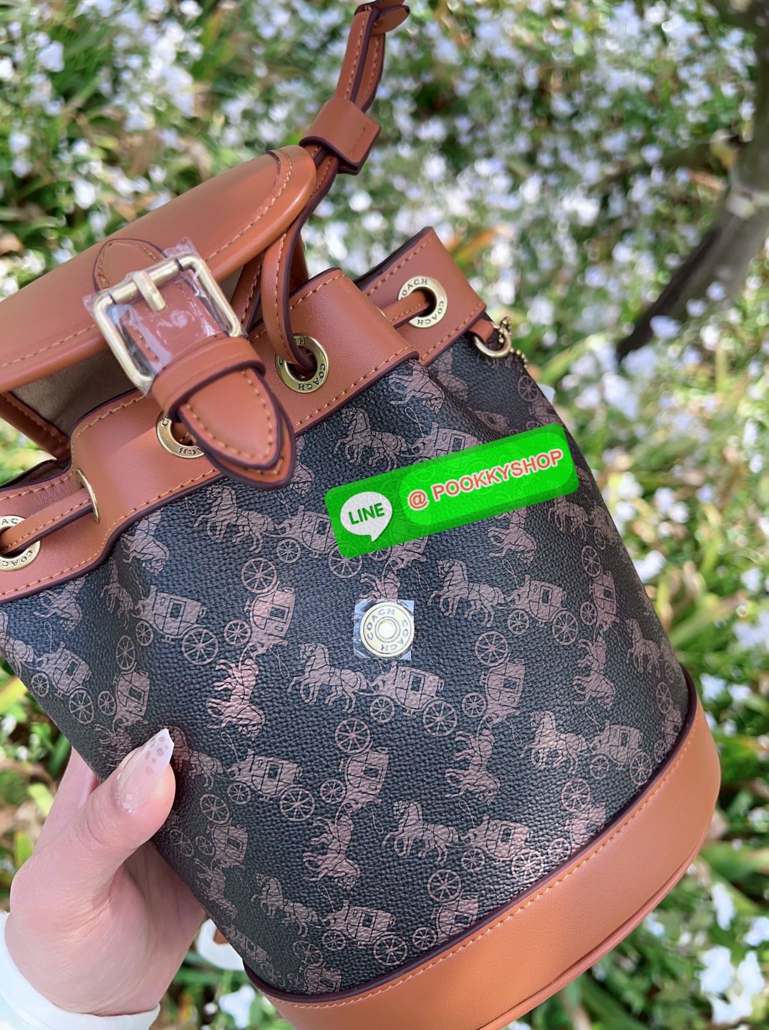 NEW ARRIVAL! **สินค้าเข้าใหม่** COACH HARPER BACKPACK WITH HORSE AND CARRIAGE PRINT ((CAM31)) 🔖พร้อมส่งใหม่ล่าสุด! กระเป๋าสะพายมีหูหจับด้านบน ที่สามารถพกพาไปไหนมาไหนได้ตลอดเวลา หนังแท้อย่างดีนิ่มสวย((หนังไม่แข็งทื่อนะคะ))ตัวกระเป๋าปริ้นท์ลายรถม้าอ