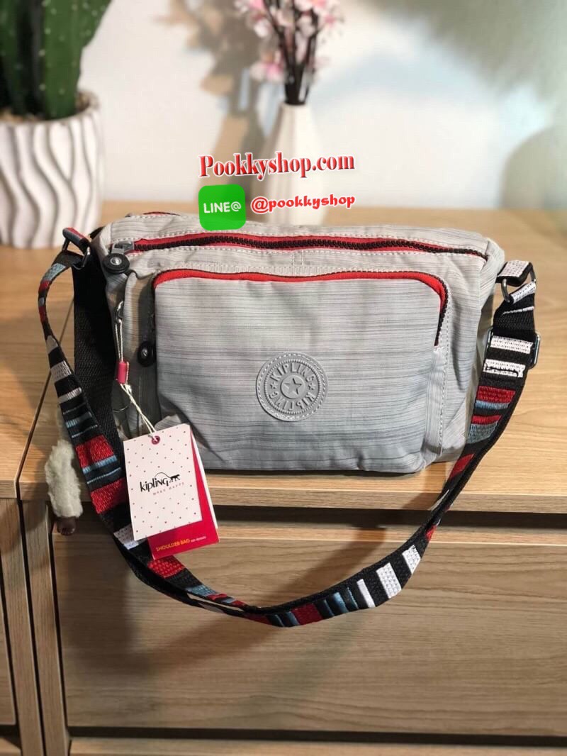 Kipling Reth กระเป๋าสะพายทรงสวย รุ่นยอดนิยมเลยค่ะ สายสะพายปรับระดับสั้น-ยาว เป็นกระเป๋าสะพายเฉียงลำตัวได้ค่ะ ช่องซิปเยอะค่ะ ใส่ของได้เป็นสัดส่วน จุสัมภาระได้ดีเลยค่ะ ทรงสวย สะพายน่ารักมาก ห้ามพลาดเลยค่ารุ่นนี้