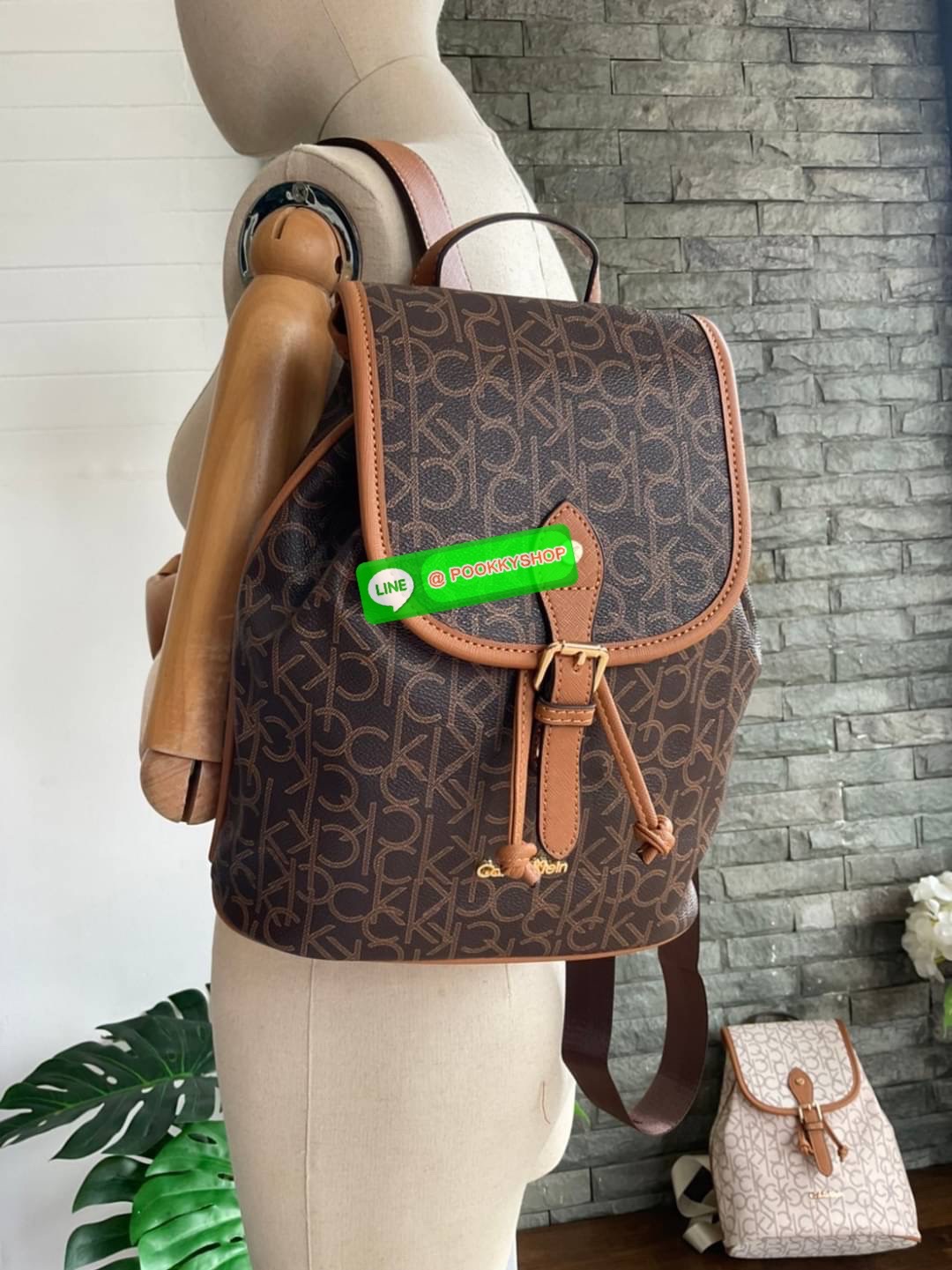 Calvin Klein Monogram Backpack Must Have!! 💕เป็นอีกหนึ่งรุ่นของมันต้องมี สวยหรูดูแพงมาก สำหรับรุ่นนี้ และมีฟังชั่นช่องการใช้งานที่น่าใช้ที่สุด!!! 💕 กระเป๋าสะพายเป้รุ่นใหม่ชนช้อป รุ่นยอดนิยม วัสดุ PVC คุณภาพดี หนังนิ่มสวย ฐานกระเป๋าแข็ง ตั้