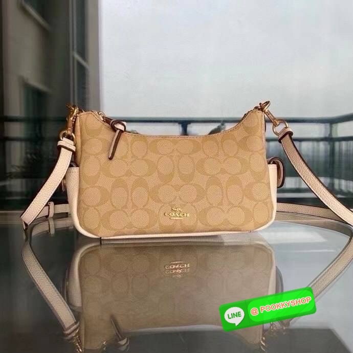 สะพายแล้วไม่ต้องพูดอะไร… คนก็รู้ว่าเรามีรสนิยม Coach C7223 – Swinger 20 รุ่นฮิต ลาย C คลาสสิก แต่งขอบหนังแท้ขาว ใบเล็กพกง่าย แต่ทรงสวยเก๋ ถือก็ได้ สะพายก็เป๊ะ ใช้ได้ทุกวันไม่มีเบื่อ แมตช์กับลุคไหนก็เข้า… เพราะความเรียบมีพลังในตัวเองค่ะ