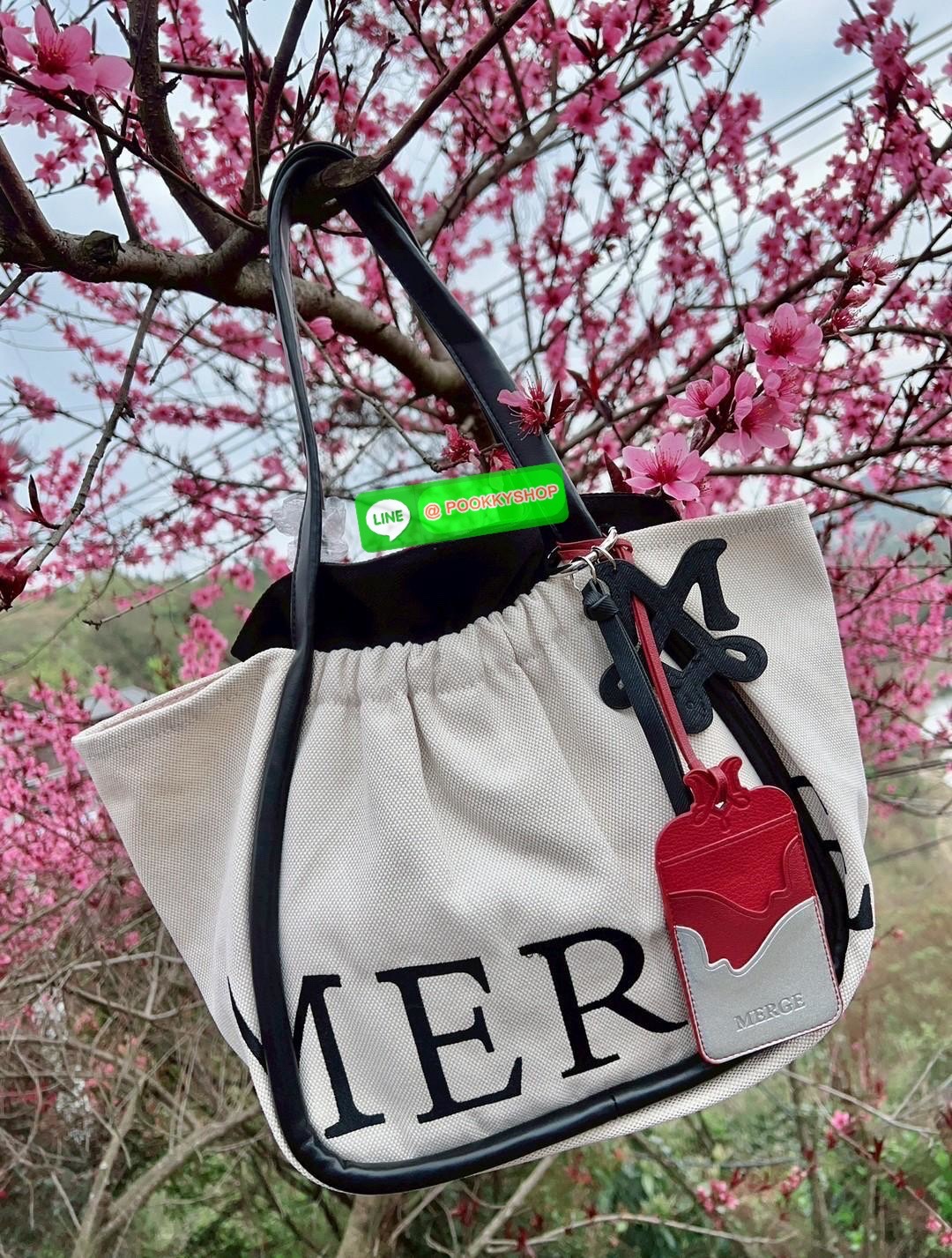 MERGE A DAY MEDIUM BAG 🔖พร้อมส่ง! กระเป๋าหิ้วหรือคล้องไหล่ ทรงสวย วัสดุผ้าทอเทคนิค Flyknit อย่างดี แต่มีน้ำหนักเบา หูหิ้วแบบหนังมีความแข็งแรงในการใช้งานค่ะ ภายในโล่งกว้าง ใส่สัมภาระได้เยอะค่ะ