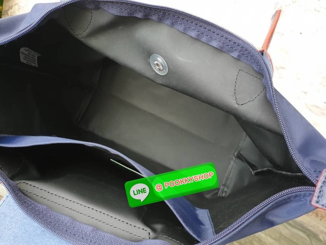 Longchamp Le Pliage Club Tote Bag Size S หูยาว วัสดุเนื้อผ้า Nylon Canvas เคลือบกันนำ้ ตัดด้วยหนังแท้ที่มีน้ำหนักเบา ดีไซน์เรียบง่ายแต่เต็มไปด้วยความคลาสสิก จนเป็นที่ชื่นชอบไปทั่วโลก Longchamp ปรับโฉม LE PLIAGE ด้วยการปักลายรูปม้า-ตราสัญลักษณ์ของแบรนด์บนผ