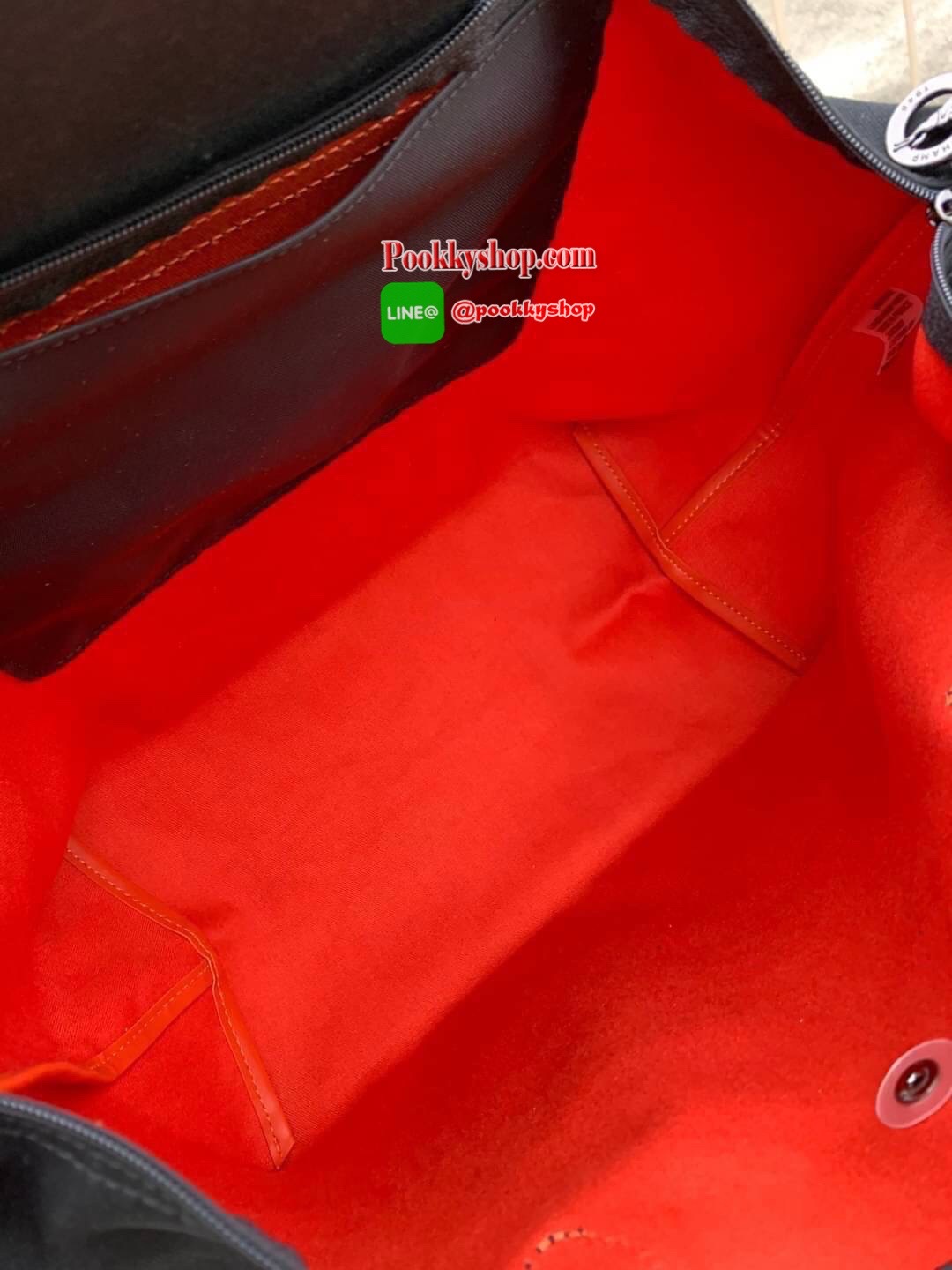 Longchamp by shayne oliver top handle Bag L อีกหนึ่งคอลเลคชั่นแบบลิมิเตทที่ออกแบบโดย Shayne Oliver นักดีไซน์เนอร์ชื่อดังระดับโลก ด้วยรูปทรงกระเป๋าที่ออกแบมาเพือใช้ได้ในชีวิตประจำวัน เน้นความเรียบหรู และง่ายต่อการถือและสะพายอย่างคล่องตัว ใส่สิ่งของได้เยอะส