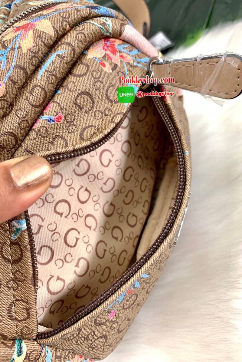 New arrival !! GUESS G LOGO FANNY PACK BELT BAG พร้อมส่ง รุ่นแนะนำเลยค๊าา กระเป๋าคาดเอว//คาดอก ได้ วัสดุ pvc อย่างดี หนังนิ่มดีมากค่ะ ตัวกระเป๋าออกแบบลาย G ทั้งใบ ผสมลาย multi floral เข้ามาได้สวยงามน่าใช้มากๆค่ะ ด้านหน้ามีโลโก้แบรนด์ และช่องซิปเล็กสำหรับใ