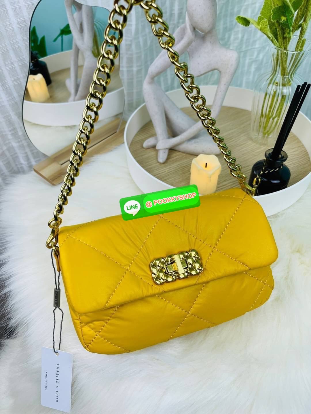 Charles & Keith Puffy Metallic Turn-Lock Crossbody Bag กระเป๋าใบมินิสีสันสดใส สะพายได้หลายแบบ เพิ่มความสดใสให้กับลุคของคุณด้วยกระเป๋าสะพายข้างทรงคลาสสิก มีสายคล้องแขนถอดสายได้ เปิดปิดแบบตัวหมุนล็อก ใส่ iPhone pro max ได้พร้อมกระเป๋าเงินใบเล็ก กุญแจรถ เป็น