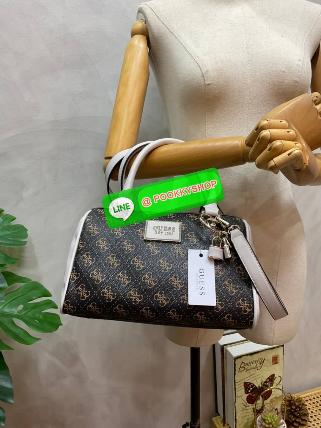 Guess Handbag with Small Shoulder Strap Tyren SG796605 New collection!! Guess ทรงหมอน ขนาดเล็ก ลายซิกเนเจอร์แบรนด์ ทรงหมอนยอดฮิต มีให้เลือก 5 สี สีสวยคลาสสิก เข้ากับง่ายกับทุกชุด ปิด/เปิด ด้วยซิป ภายในโล่งกว้าง แยกเป็นสัดส่วนใช้งาน ซับในตราแบรนด์