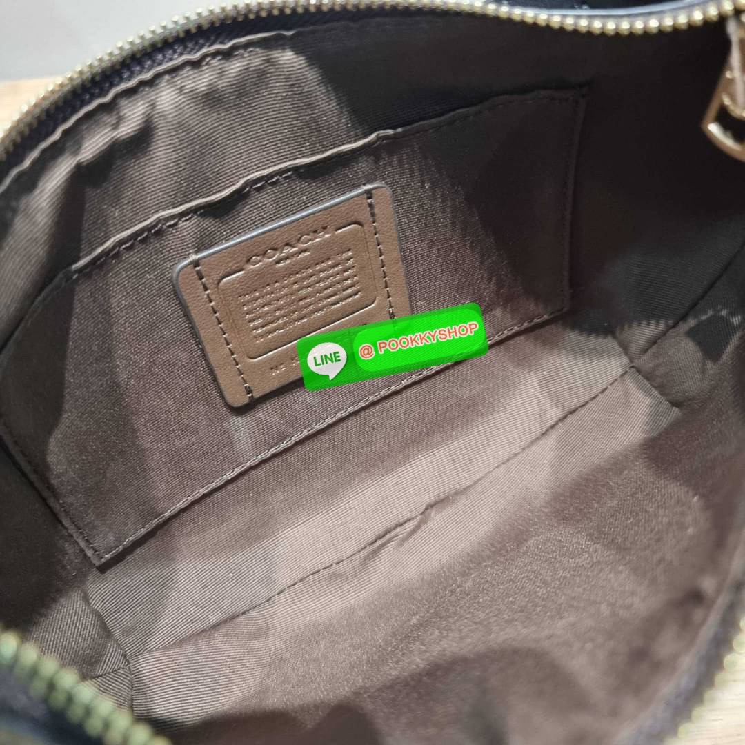 COACH CE620 PAYTON HOBO IN SIGNATURE CANVAS คอลเลคชั่นใหม่ 2023 มาแรงเกินต้าน ด้วยรูปทรงโฮโบสุดคลาสสิค สะดวกใช้ได้ในทุกวัน ขนาดกะทัดรัด แต่จุของได้เต็มที่ วัสดุหนังแคนวาสเคลือบลาย น้ำหนักเบา เปิดใช้งานด้วยซิป สายสะพายในตัวหนังสลับโซ่ ภายในเป็นช่องโล่ง ใส่