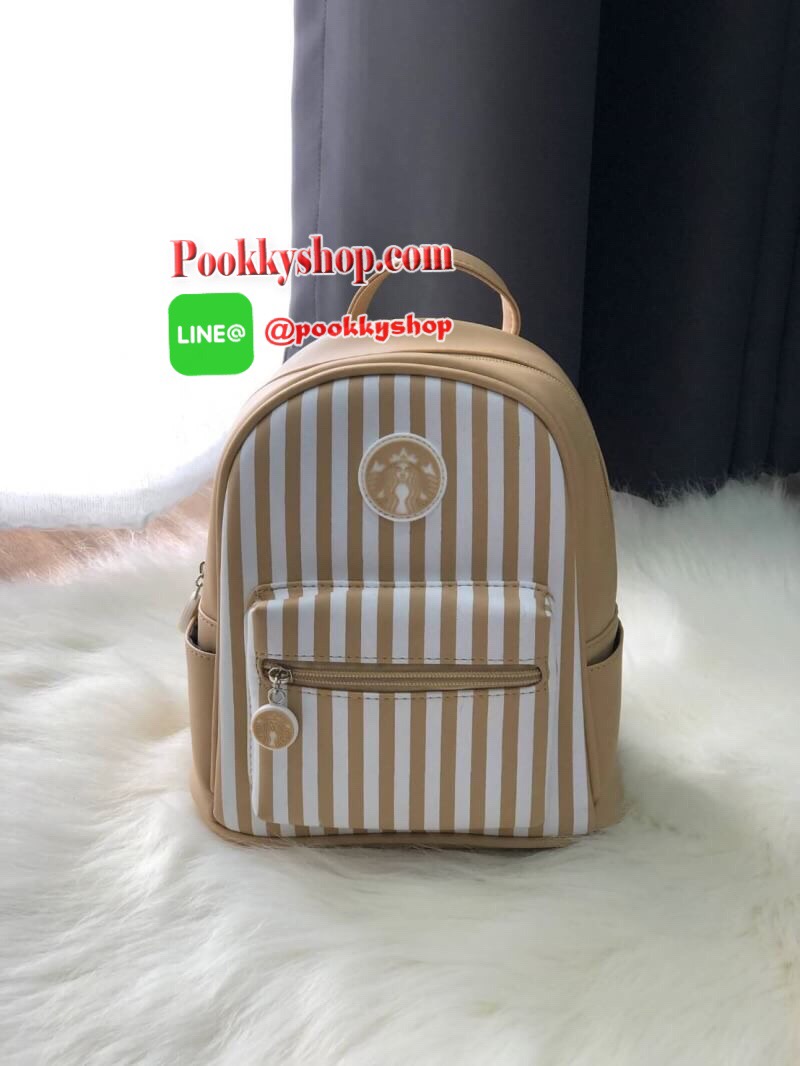 STARBUCKS BACKPACK กระเป๋าเป้สุดน่ารัก ขนาดกำลังพอเหมาะสำหรับใส่ของระหว่างวัน และช่องจัดเก็บอีกหลากหลายรูปแบบ ดีไซน์สวยนับเป็นอีกหนึ่งกระเป๋าเป้ที่พร้อมให้คุณได้สะพายออกไปข้างนอกได้ทุกวันอย่างมั่นใจ เพราะแมทช์เข้ากับทุกลุค รุ่นนี้แนะนำเลยค่า