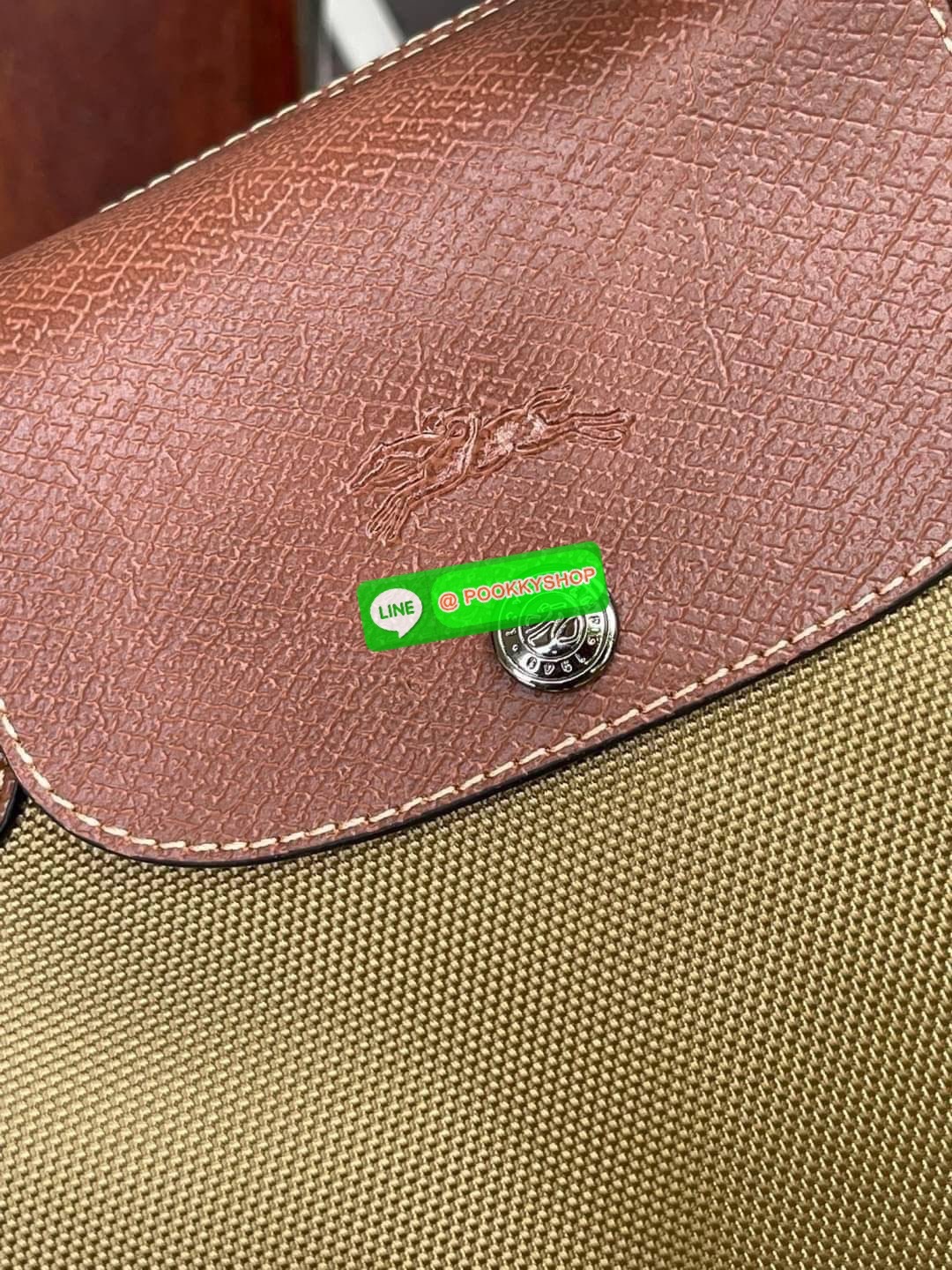 💕 LONGCHAMP BOXFORD TRAVEL BAG L กระเป๋าเดินทางขนาดใหญ่ มาพร้อมสายสะพายที่สามารถถอดได้ ให้คุณเลือกสะพายไหล่หรือถือได้ มีซิปรูดเปิดปิดกระเป๋าที่ให้คุณมั่นใจได้ว่าคุณจัดเก็บไอเท็มของคุณได้อย่างมิดชิด บ็อคฟอร์ด (BOXFORD) สะท้อนความเป็นเอกลักษณ์ของแบร