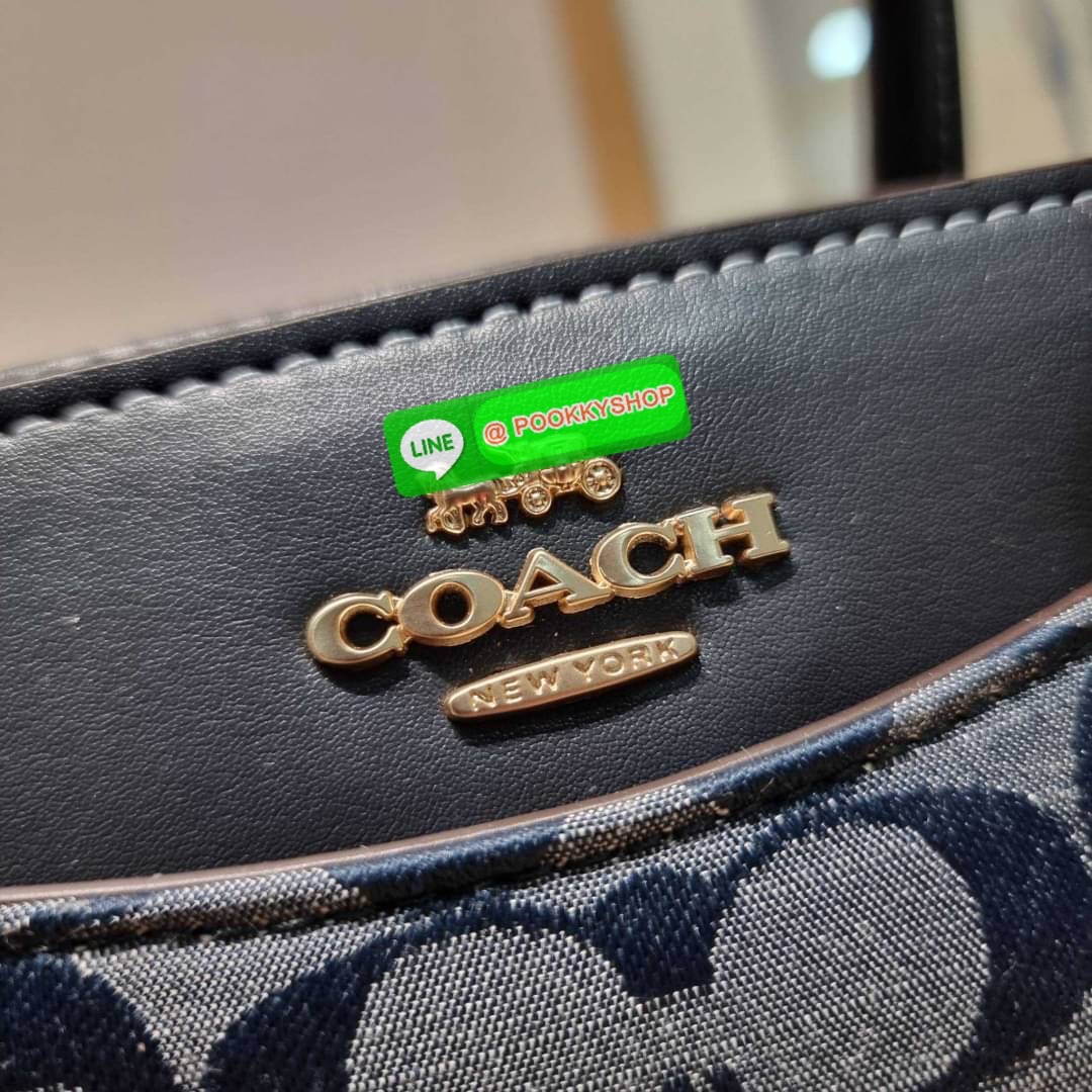 COACH CH503 MINI DARCIE CARRYALL IN BLOCKED SIGNATURE CANVAS คอลเลคชั่นใหม่ กระเป๋าสะพายทรงถัง ไซส์มินิ ดีไซน์ออกมาดูหรูมาก วัสดุหนังแคนวาสเคลือบผิว สวย คลาสสิค มาพร้อมสายสะพายข้างและหูหิ้วในตัว ถอดออกถือคล้องแขนเก๋ๆ หรูๆยังได้ ภายในเป็นช่องโล่ง แบ่งสัดส่